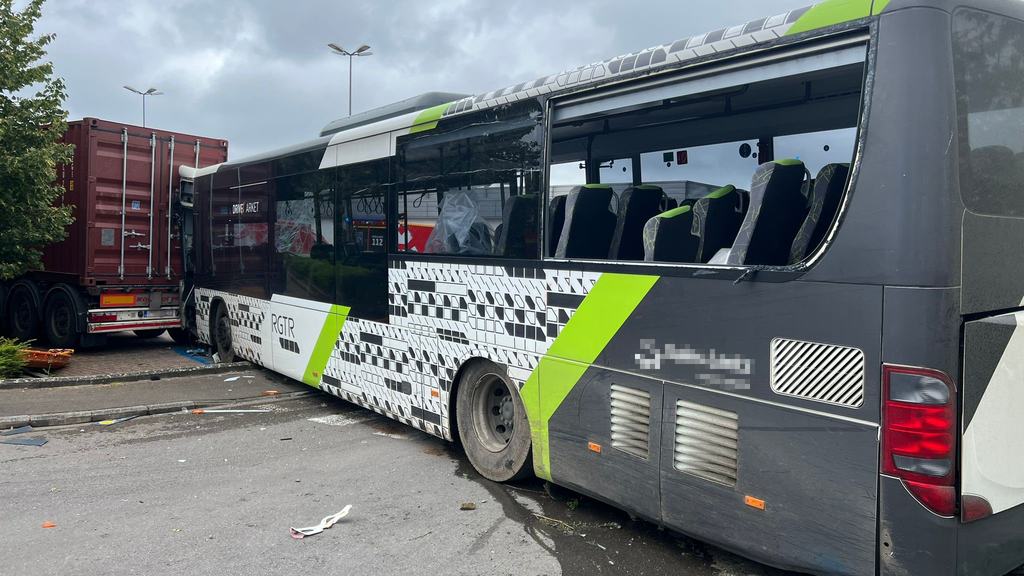 Colis O Entre Autocarro E Cami O Em Pommerloch Faz Feridos Contacto