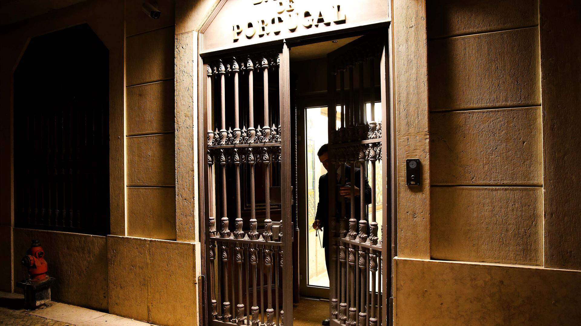 Um funcionário do Banco de Portugal abre a porta da instituíção, 03 de agosto de 2014 em Lisboa. TIAGO PETINGA/LUSA