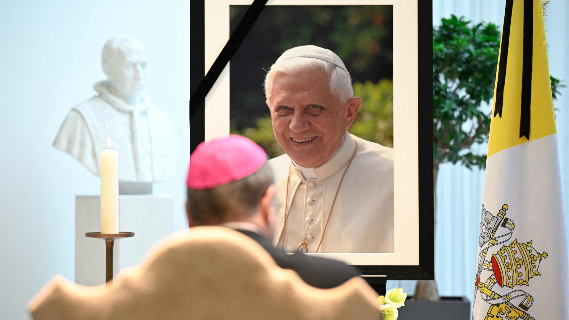 As cerimónias fúnebres do Papa emérito Bento XVI iniciaram-se esta segunda-feira, dia 2, com o velório na Basílica de São Pedro, Vaticano.