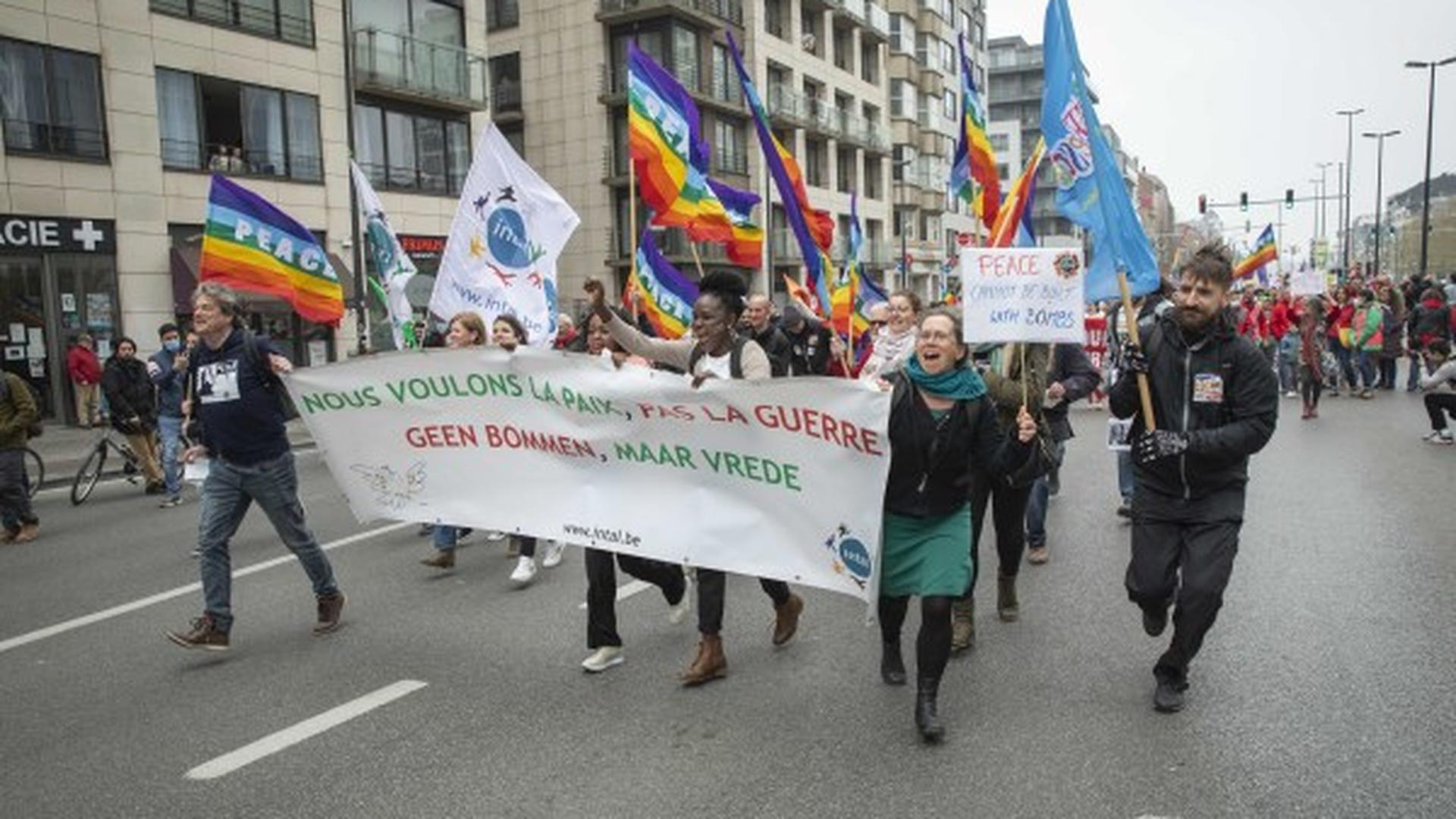 Bruxelas é uma das cidades europeias em que se realizam manifestações contra a guerra na Ucrânia.