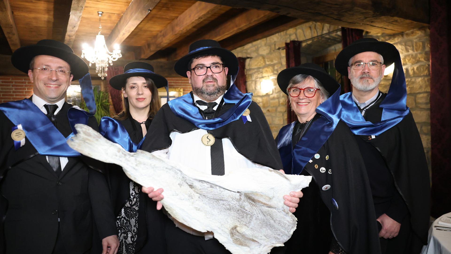 Os membros da Confraria Gastronómica dos Sabores Portugueses declaram 2023 o ano do bacalhau. À frente, Jorge Rodrigues, o confrade-mor.