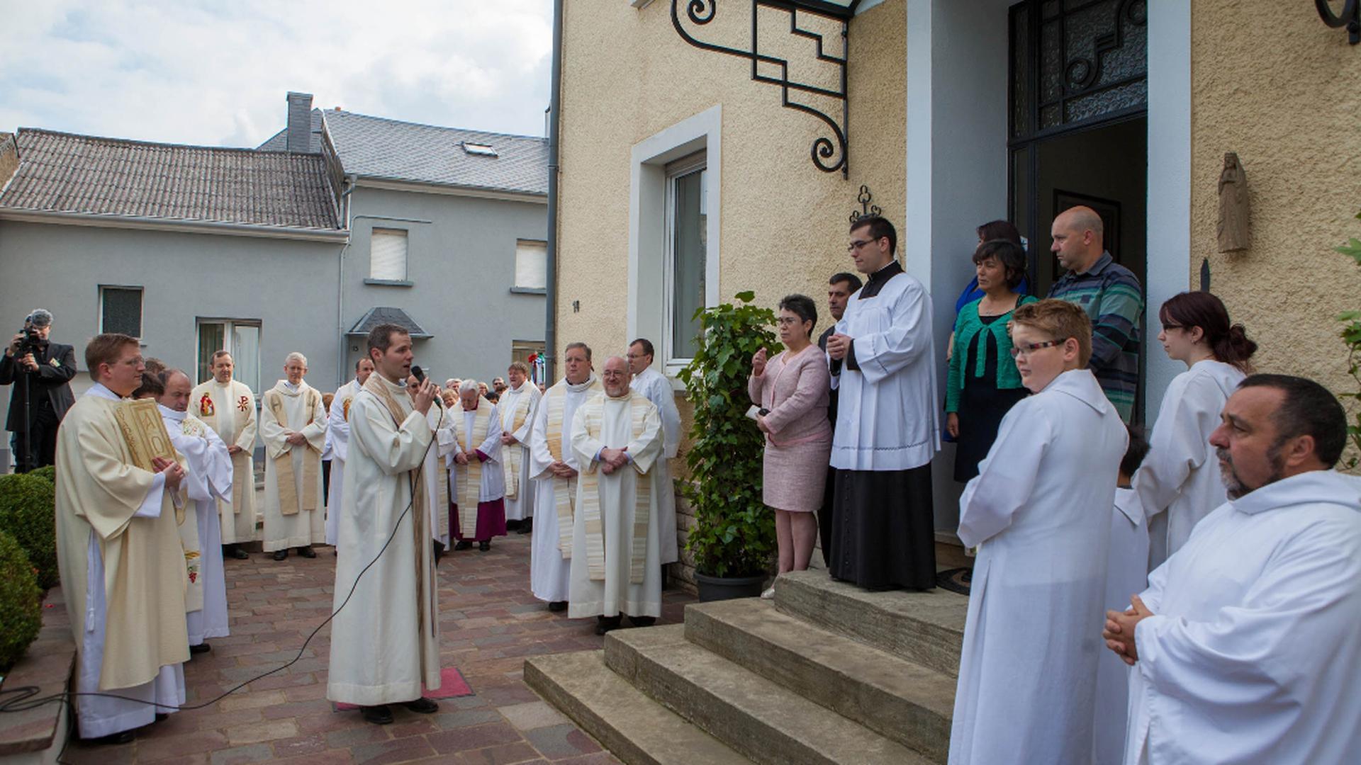 O dia começou cedo em Dudelange. Antes da missa procedeu-se à cerimómia da "entrega da estola" por parte dos padres mais velhos.