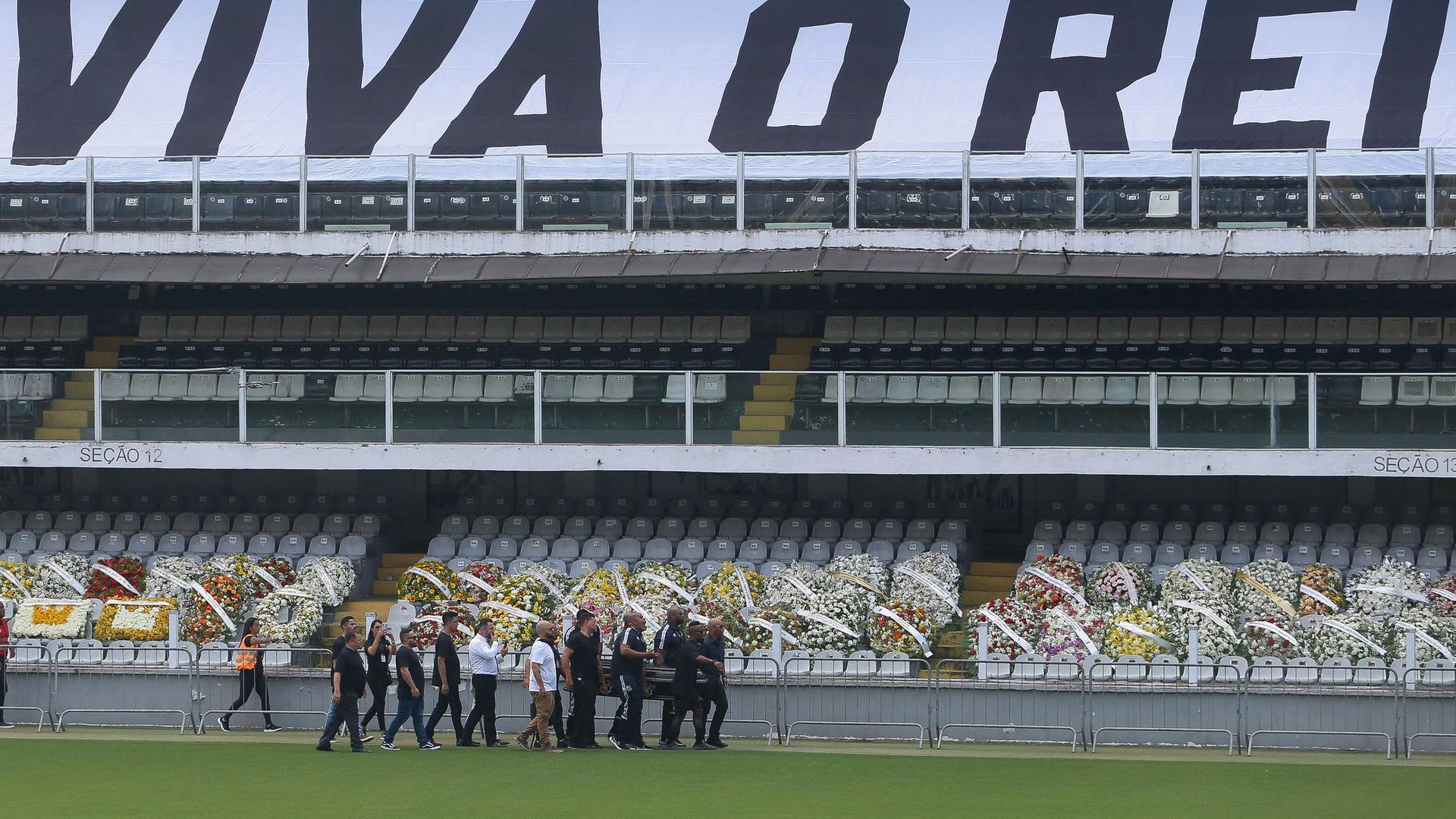 Adeptos e admiradores de Pelé despedem-se do "rei" no estádio Vila Belmiro, onde foi colocada a sua urna, para as últimas homenagens.