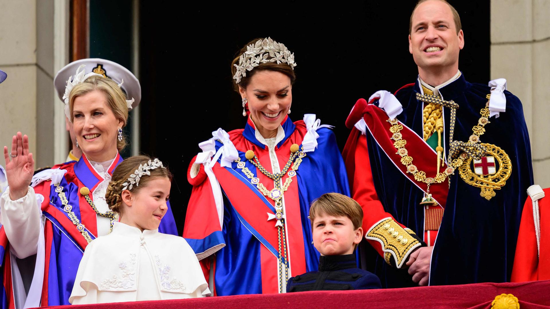 A duquesa de Edinburgh, Sophie (esq.) os príncipes de Gales e os seus filhos, Charlotte e Louis.
