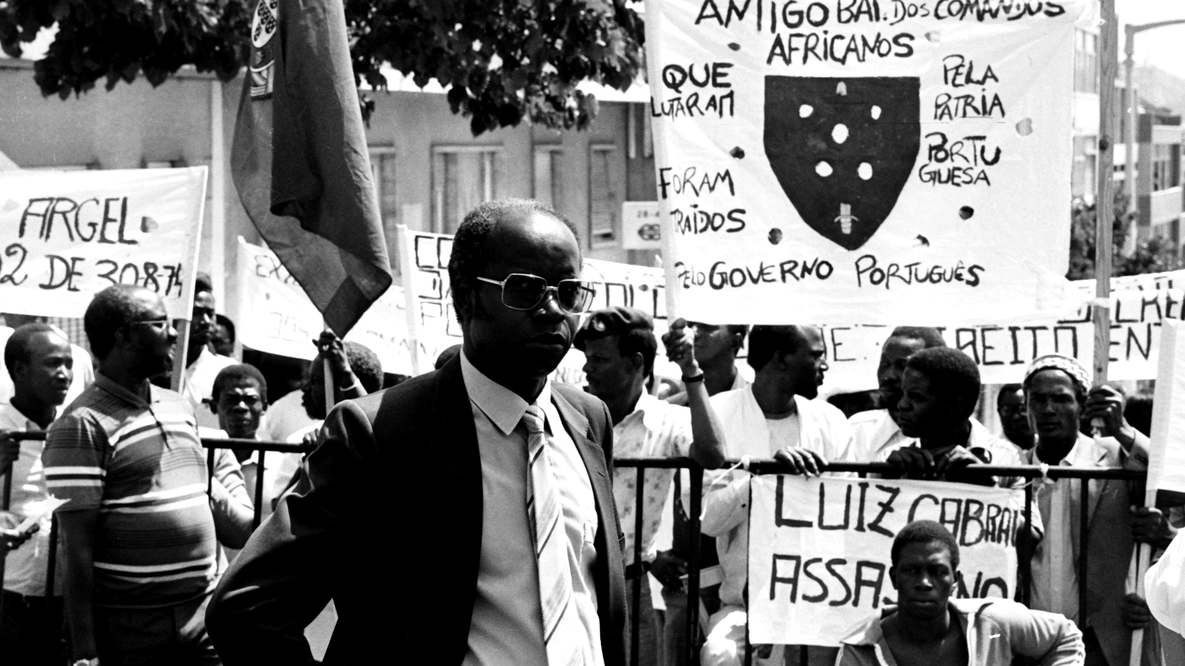 O Capitão Marcelino da Mata participa na manifestação de comandos africanos, da Guiné-Bissau, junto ao Ministério da Defesa contra o abandono por parte das autoridades portuguesas, em Lisboa a 21 de agosto de 1986.

Manuel Moura / Lusa