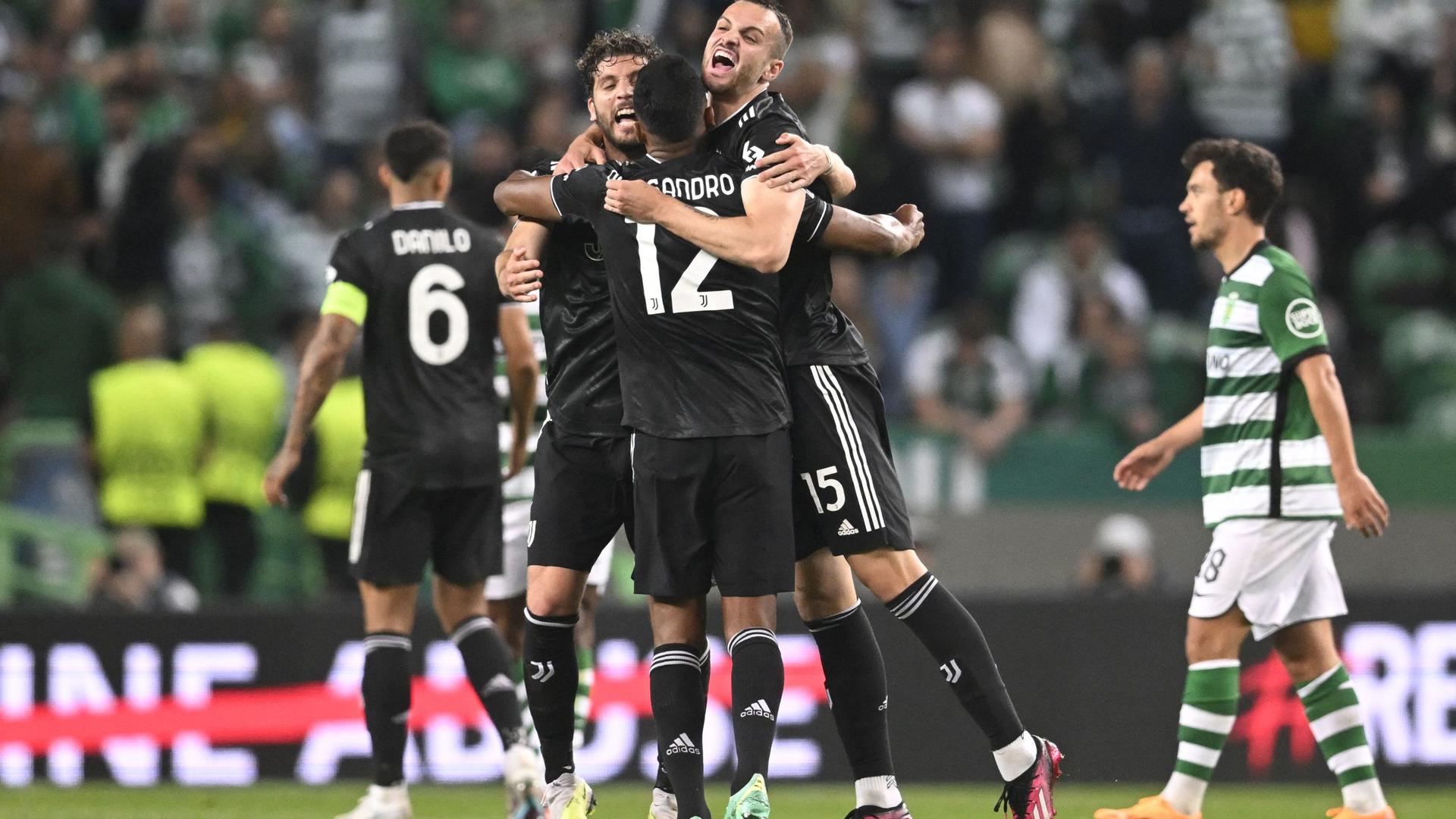 Federico Gatti, à direita, celebra a passagem da Juventus às meias-finais da Liga Europa, após o empate com os leões em Alvalade, a 20 de abril de 2023.