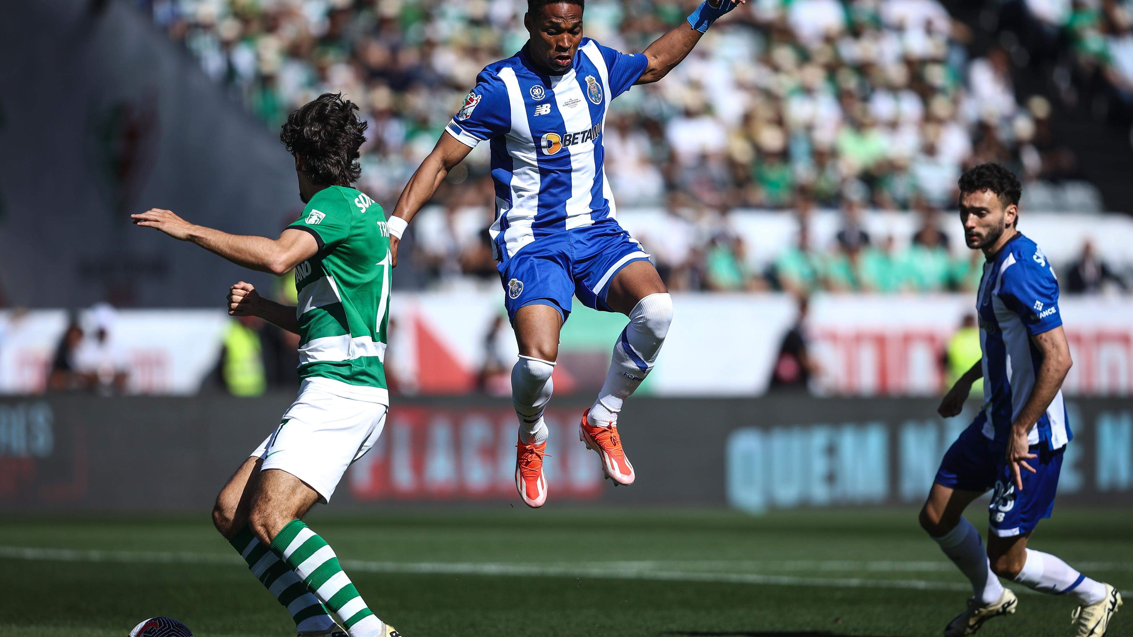 FC Porto Wendell (C) in action against Sporting CP Francisco Trincao (L) during the Portuguese Soccer Cup final match between FC Porto and Sporting CP at Jamor Nacional stadium in Oeiras, outskirts Lisbon, Portugal, 26 May 2024. RODRIGO ANTUNES/LUSA