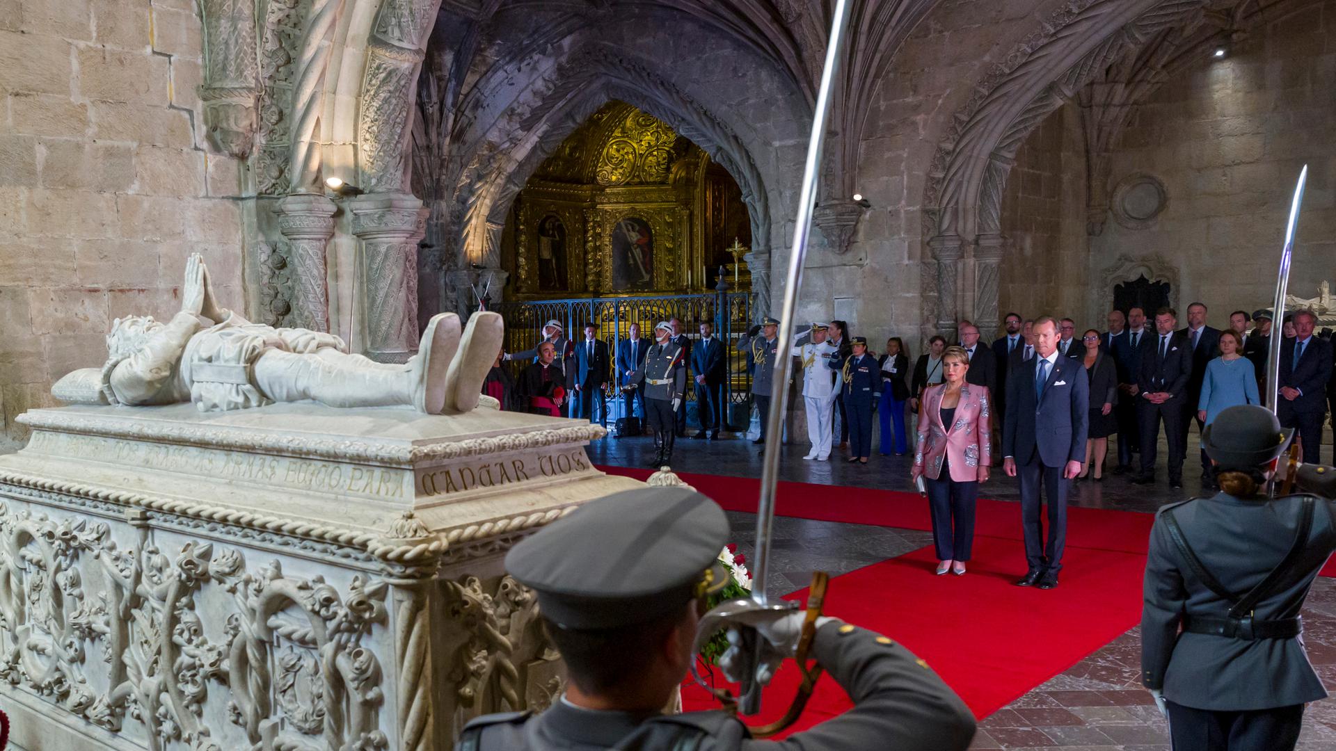 Grão-Duque Henri e Grã-Duquesa Maria Teresa colocam corôa de flores no túmulo de Luís Vaz de Camões.