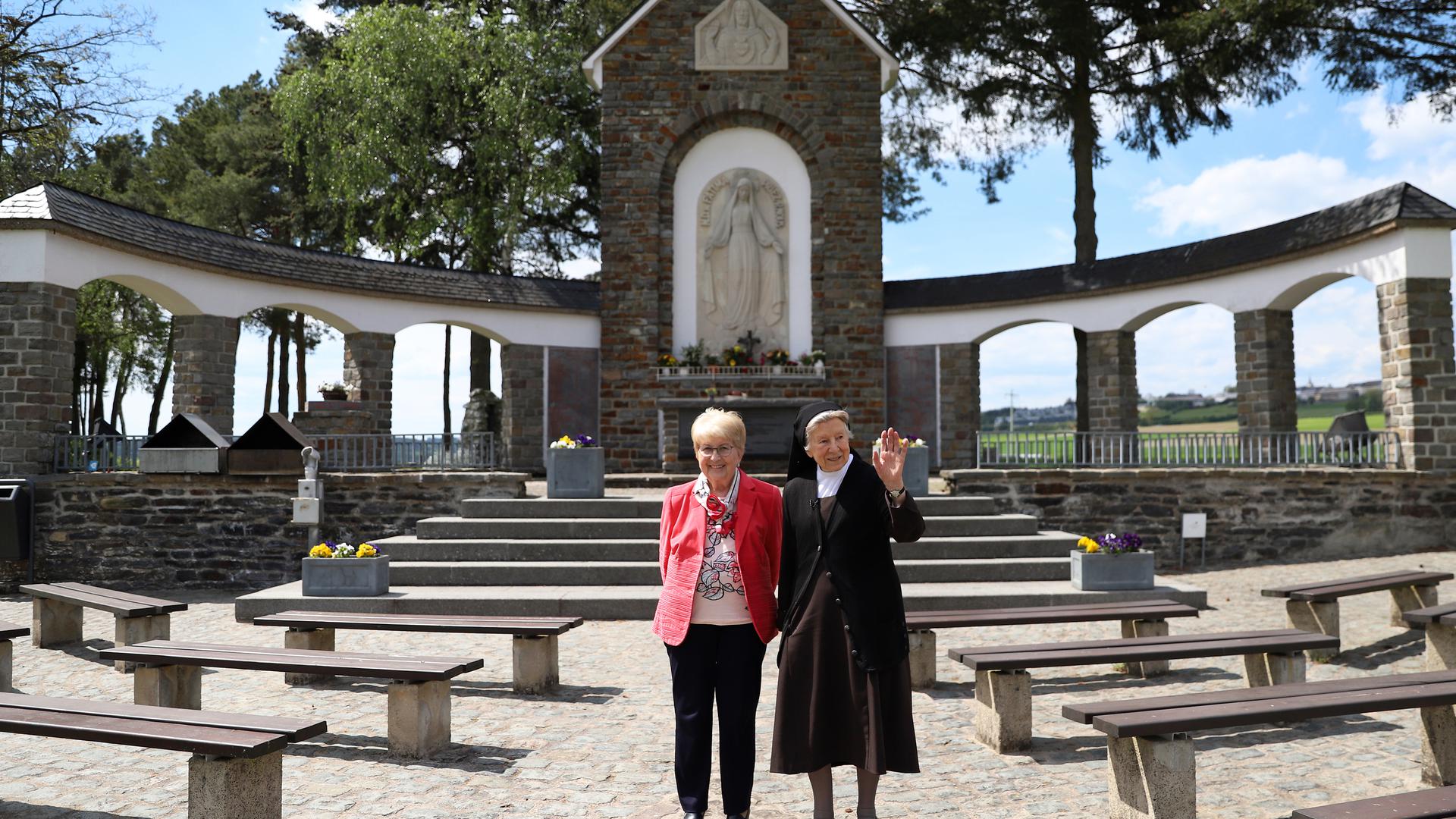 As duas irmãs no santuário de Fátima, em Wiltz.