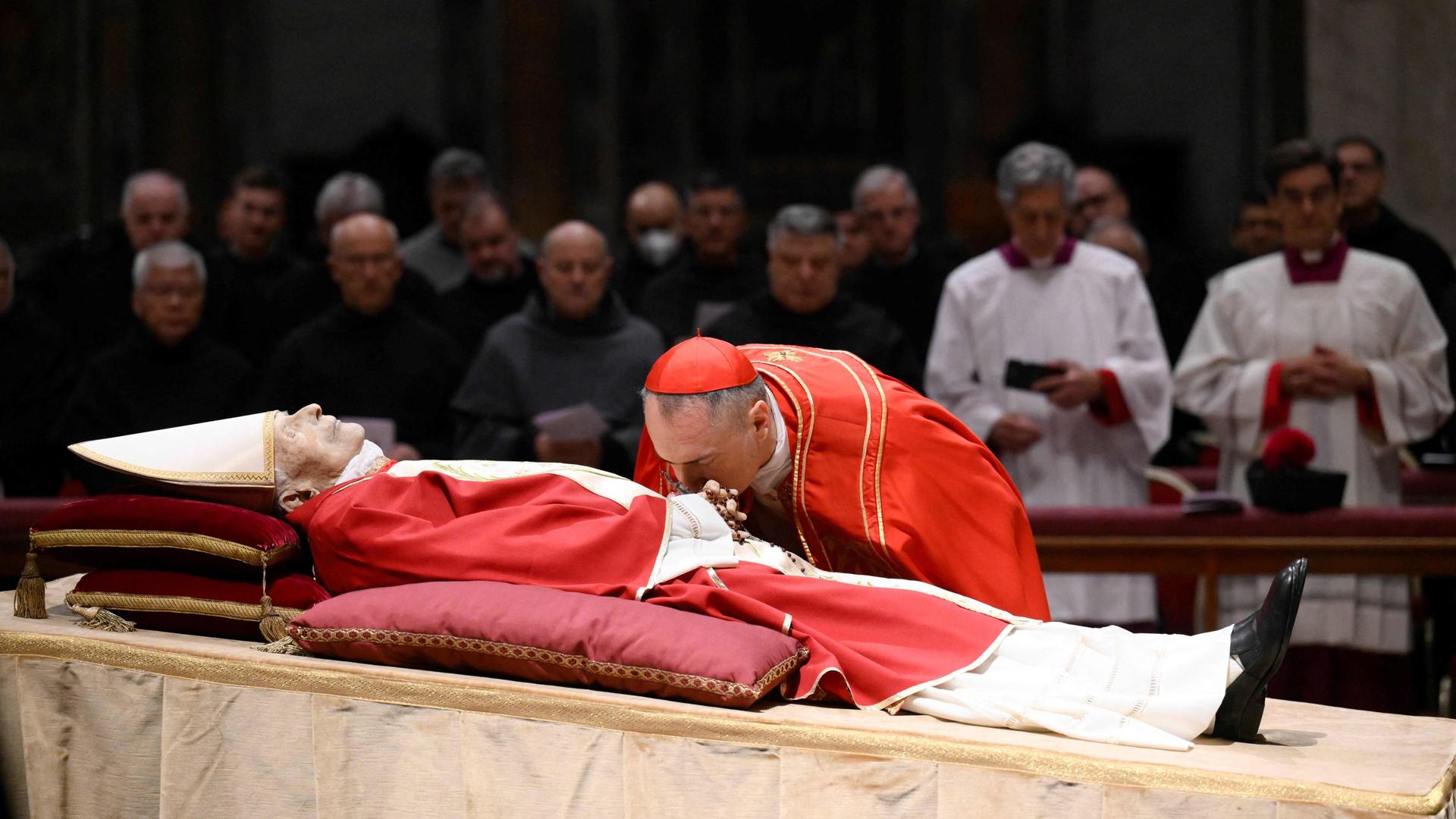 As cerimónias fúnebres do Papa emérito Bento XVI iniciaram-se esta segunda-feira, dia 2, com o velório na Basílica de São Pedro, Vaticano.