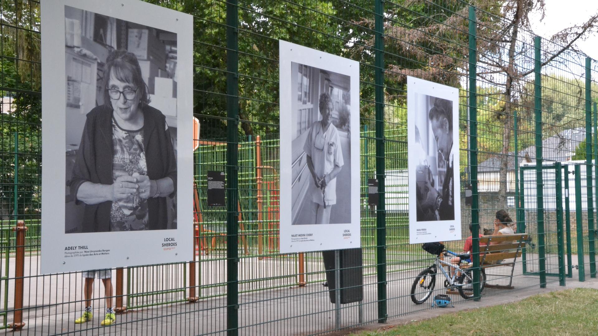 Die überlebensgroßen Fotos sind bis Ende September im Park Laval in Eich zu sehen.
