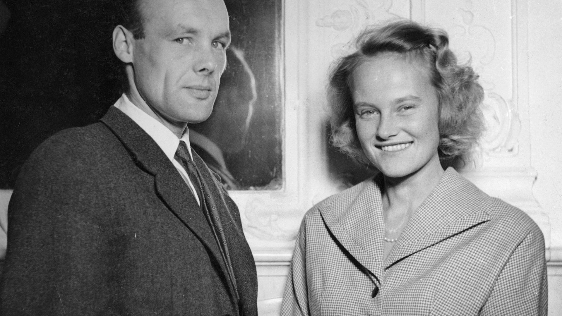 Marie-Gabrielle ao lado do marido, o conde Knud de Holstein-Ledreborg, em 1951, com 25 anos. 