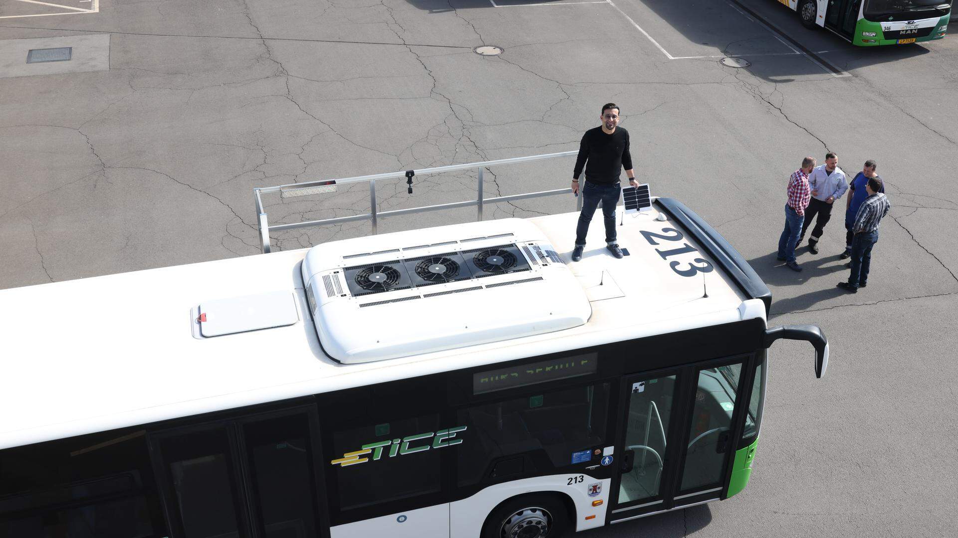 L'ingénieur physicien portugais analyse les capteurs qu'il a installés il y a quelques semaines sur les toits des bus TICE.