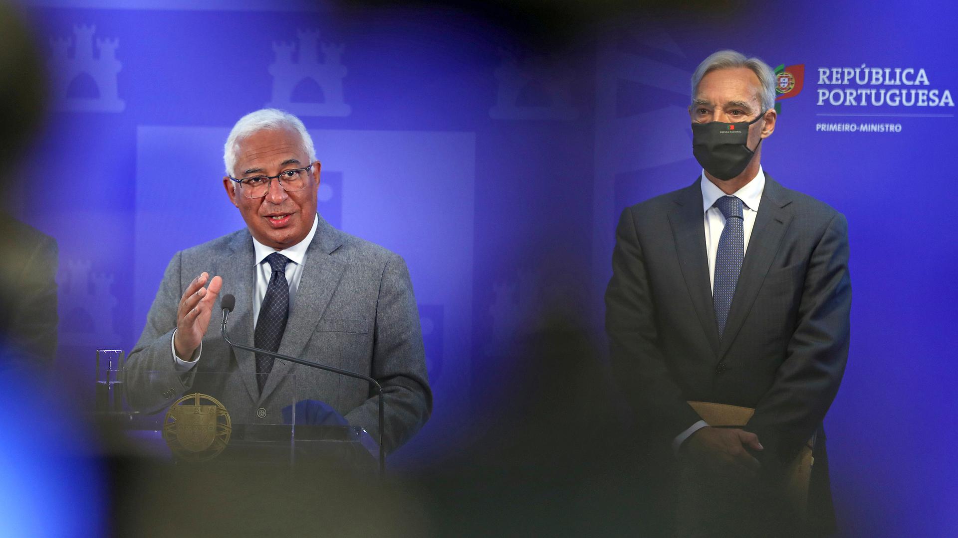 O ministro dos Negócios Estrangeiros português numa conferência de imprensa ao lado do primeiro-ministro, António Costa. 