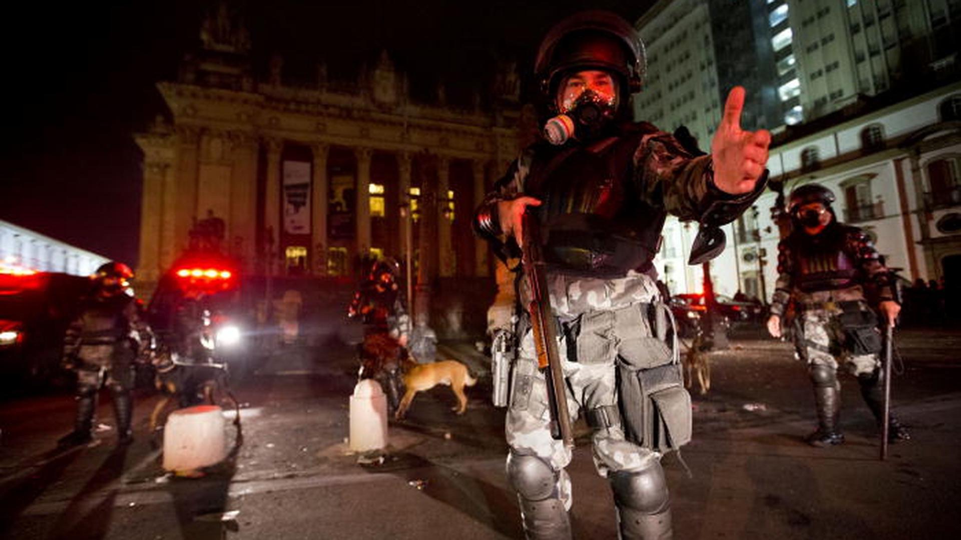 No Rio de Janeiro, 20 polícias foram feridos por pedras ou estilhaços de vidros, e oito manifestantes também ficaram feridos, dois deles com ferimentos de bala