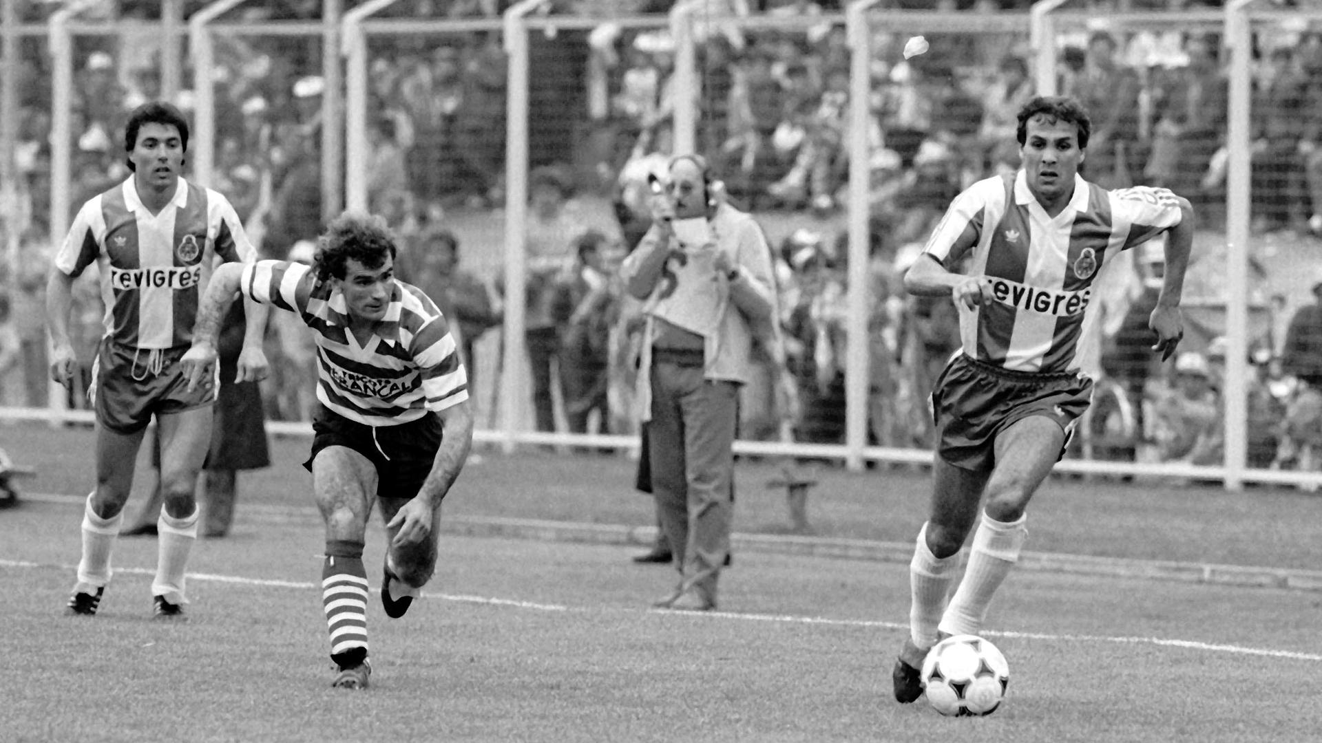 O jogador do FC Porto, Rabah Madjer, em ação no jogo com o Sporting da Covilhã, jogo da I divisão do Campeonato Nacional de Futebol, no Estádio da Antas, no Porto, a 20 de abril, de 1986.
