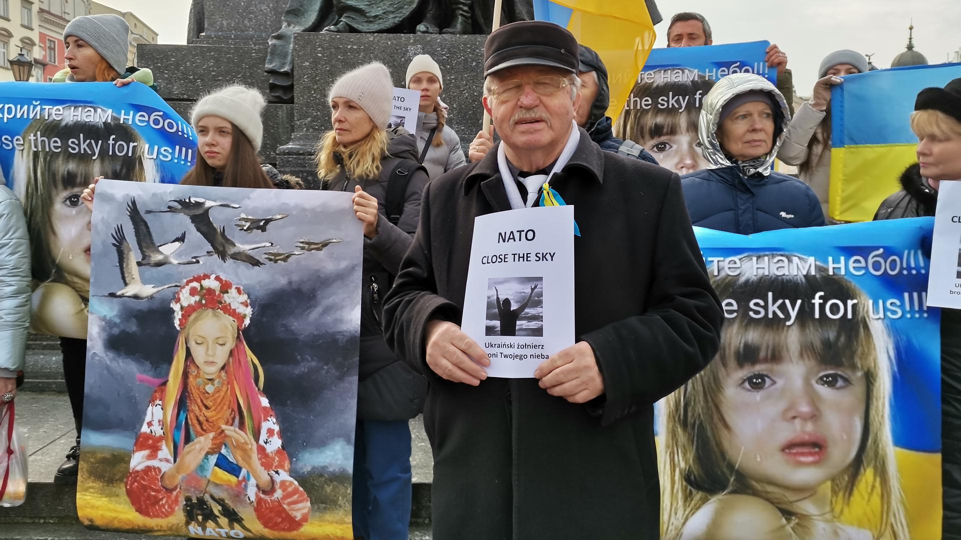 Refugiados ucranianos manifestam-se em Cracóvia, na Polónia, país que já recebeu dois milhões de deslocados de guerra. O maior pedido é para o Ocidente criar uma zona de interdição aérea, impedindo os aviões russos de bombardearem a Ucrânia.