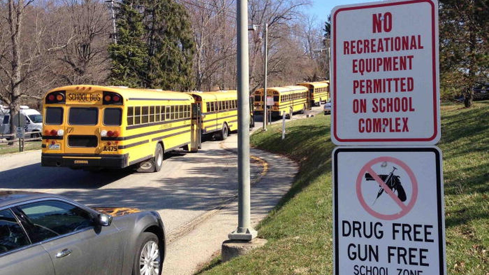 Os autocarros da escola Franklin Regional High School, em Murrysville, estão estacionados fora do parque de estacionamento habitual por causa dos incidentes desta manhã. É a primeira foto distribuída pela agências internacionais depois do esfaqueamento desta manhã.