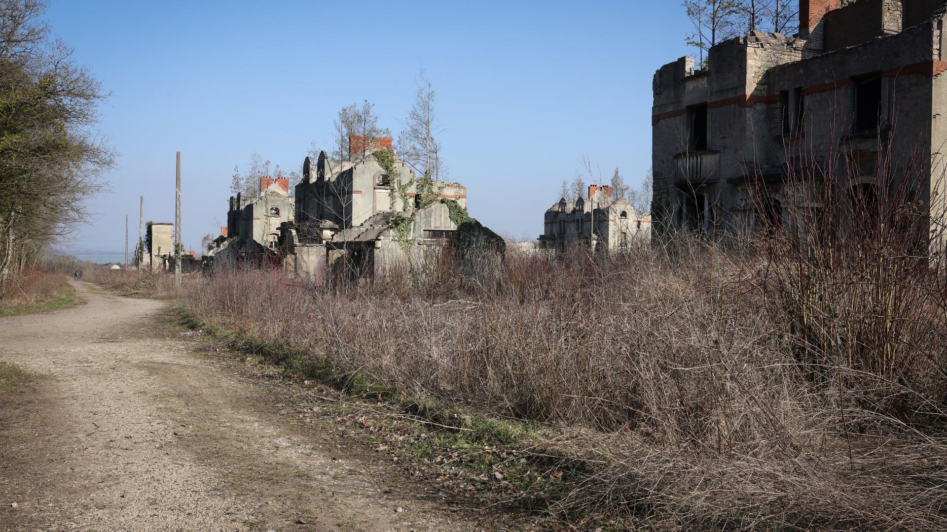 Há 26 casas em ruínas no perímetro do antigo campo militar de Ban Saint-Jean.