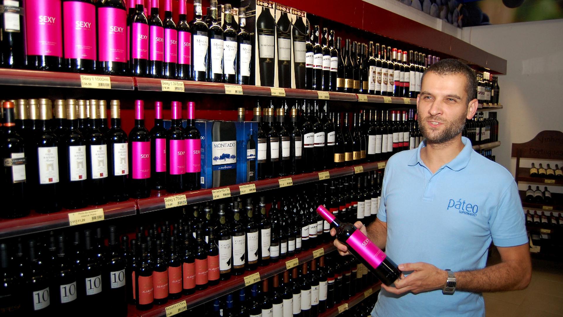 J aime Xavier, administrador da Central, empresa proprietária do supermercado Páteo em Timor-Leste. A Central é uma empresa portuguesa especializada na importação/exportação no negócio da indústria alimentar e não alimentar para o lar. Em Timor-Leste, actua nos canais grossista, retalhista e na representação e agenciamento de marcas.