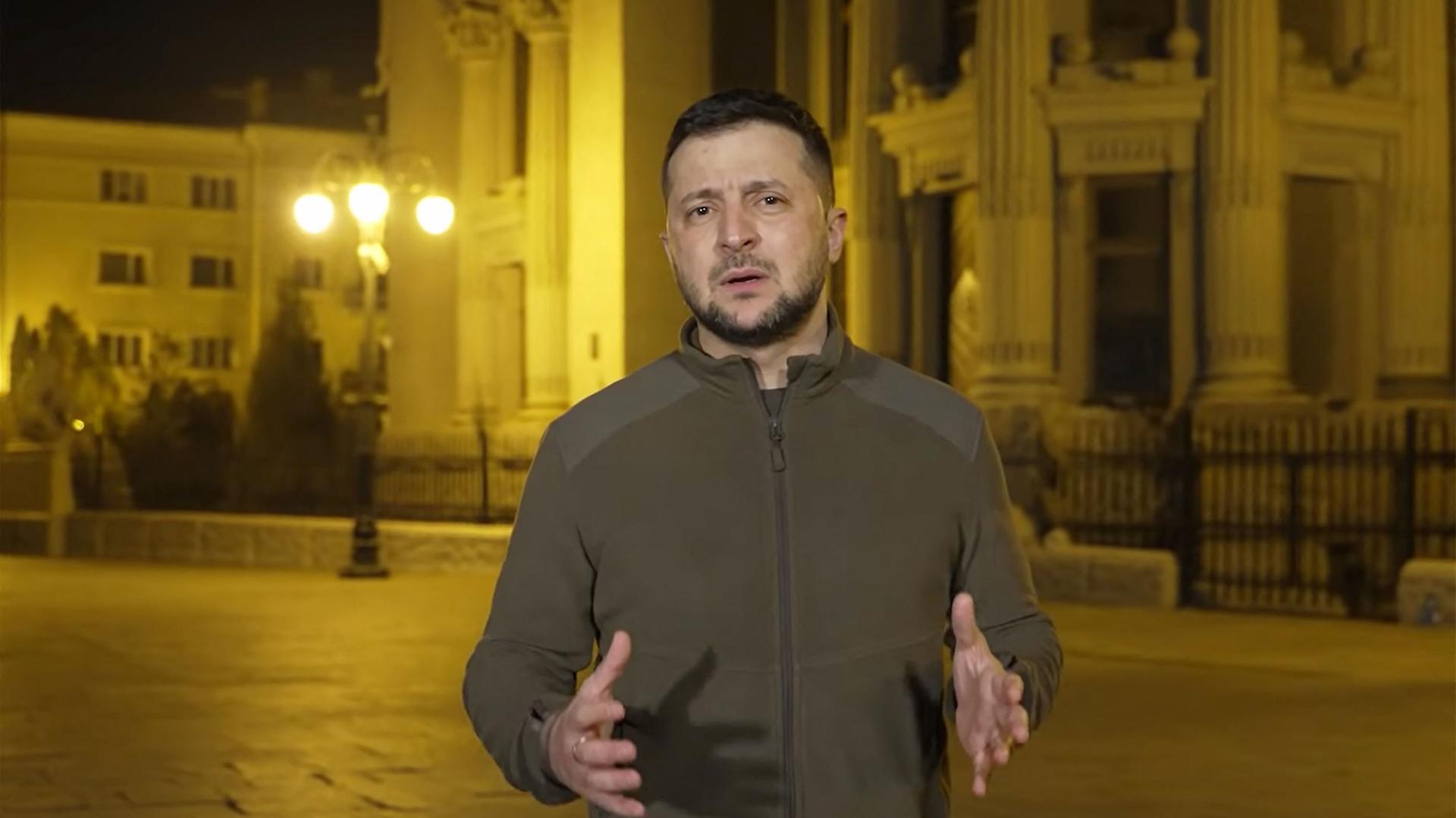 Zelensky deixou um apelo a Putin num vídeo publicado no Facebook, filmado à noite, numa rua deserta.