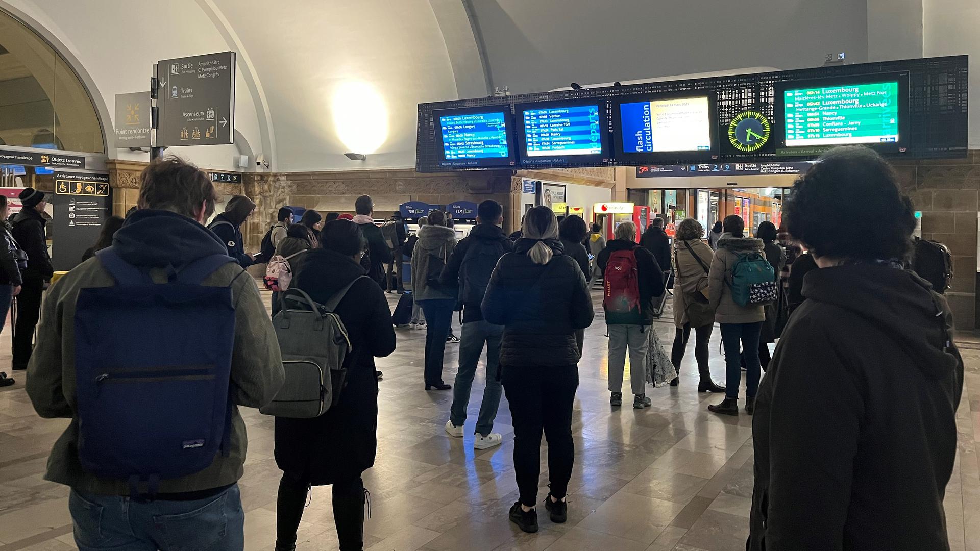 Em Metz, trabalhadores fronteiriços esperam novidades sobre a circulação de comboios.