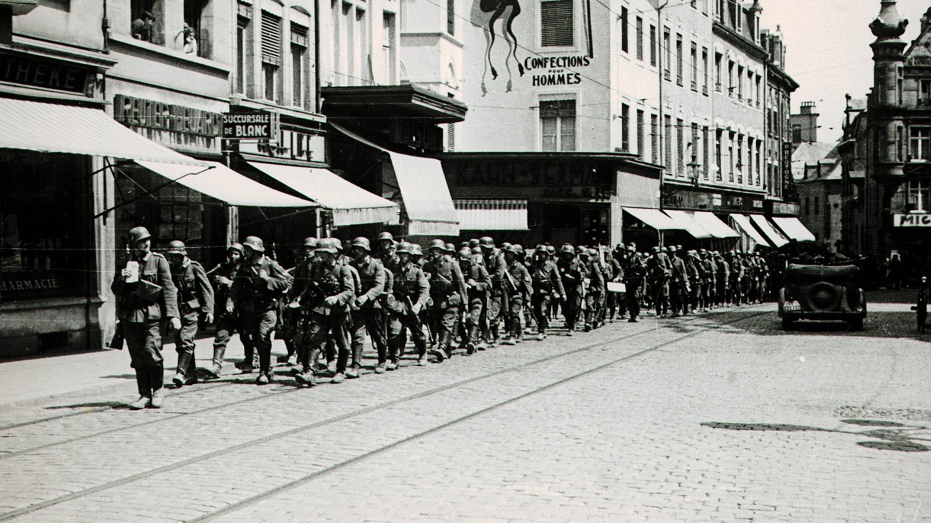 Soldados alemães marcham no centro da Cidade do Luxemburgo.