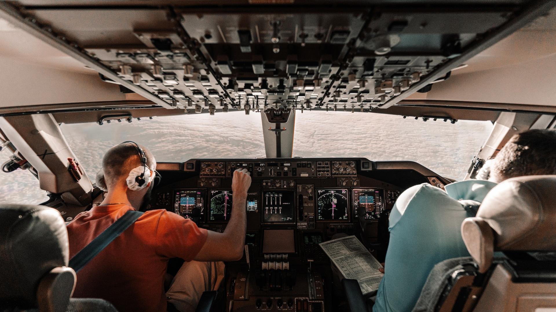 Os pilotos realizam treinos num simulador e voos acompanhados por instrutor antes de estarem qualificados para aterrar sozinhos nesta pista portuguesa.