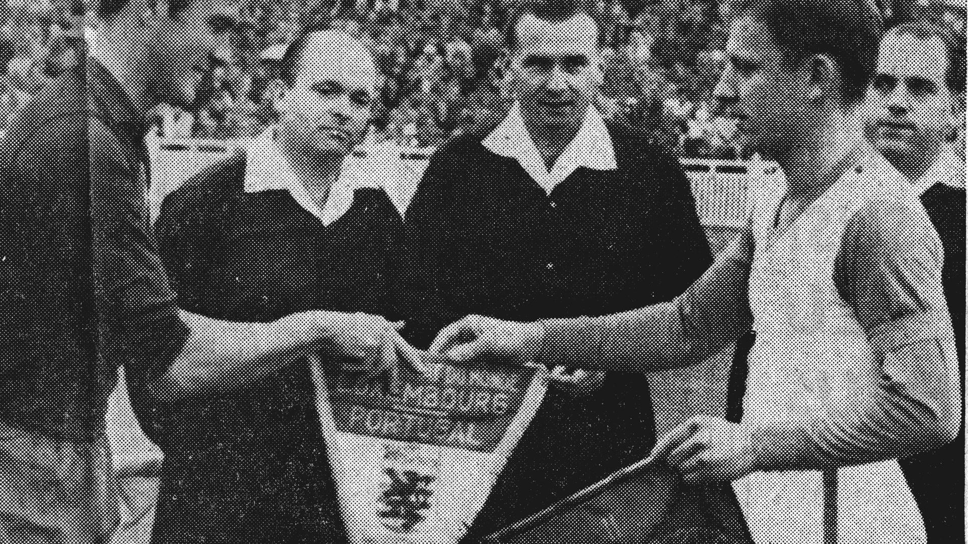 Os capitães René Schneider e José Aguas antes do encontro das duas seleções em 1961, em que o Luxemburgo bateu a equipa das quinas. 