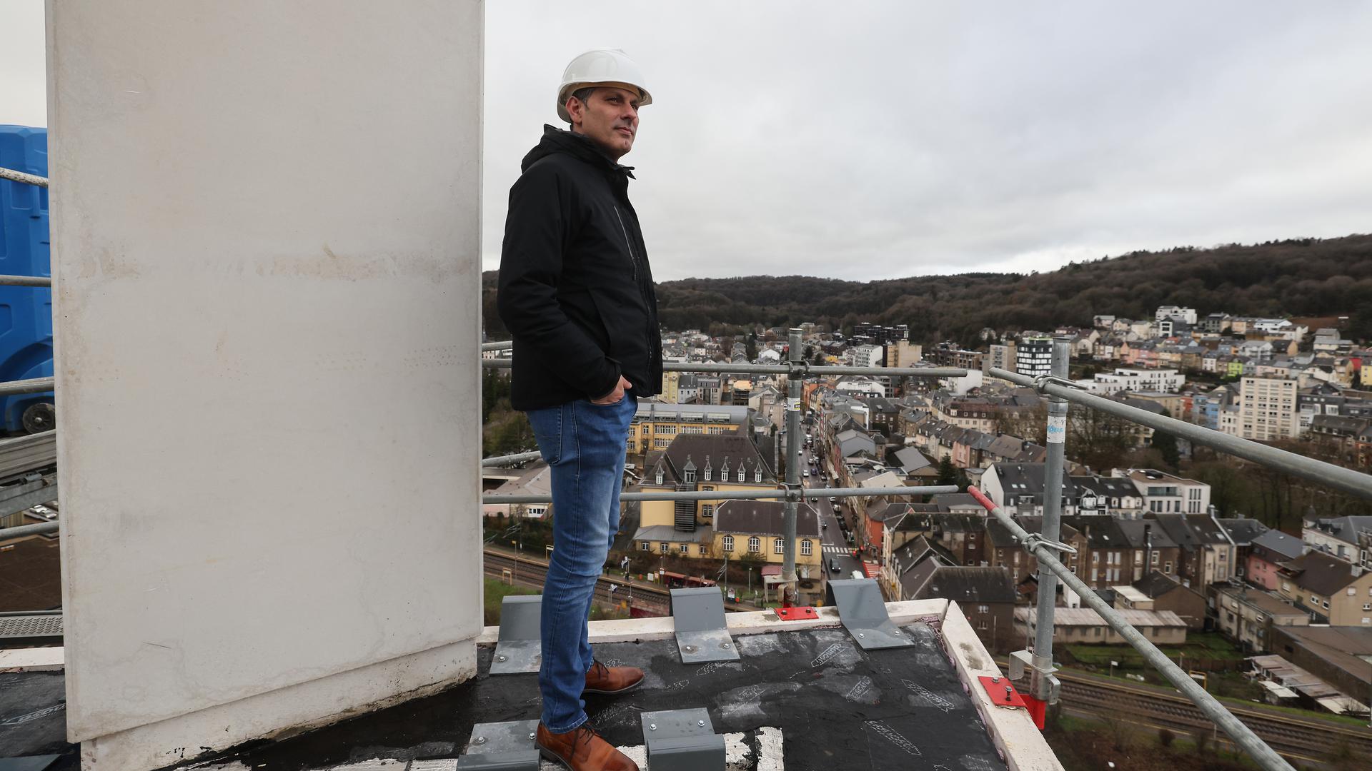 Paulo Aguiar no topo do edifício Gravity, um bloco de apartamentos a preços acesssíveis.