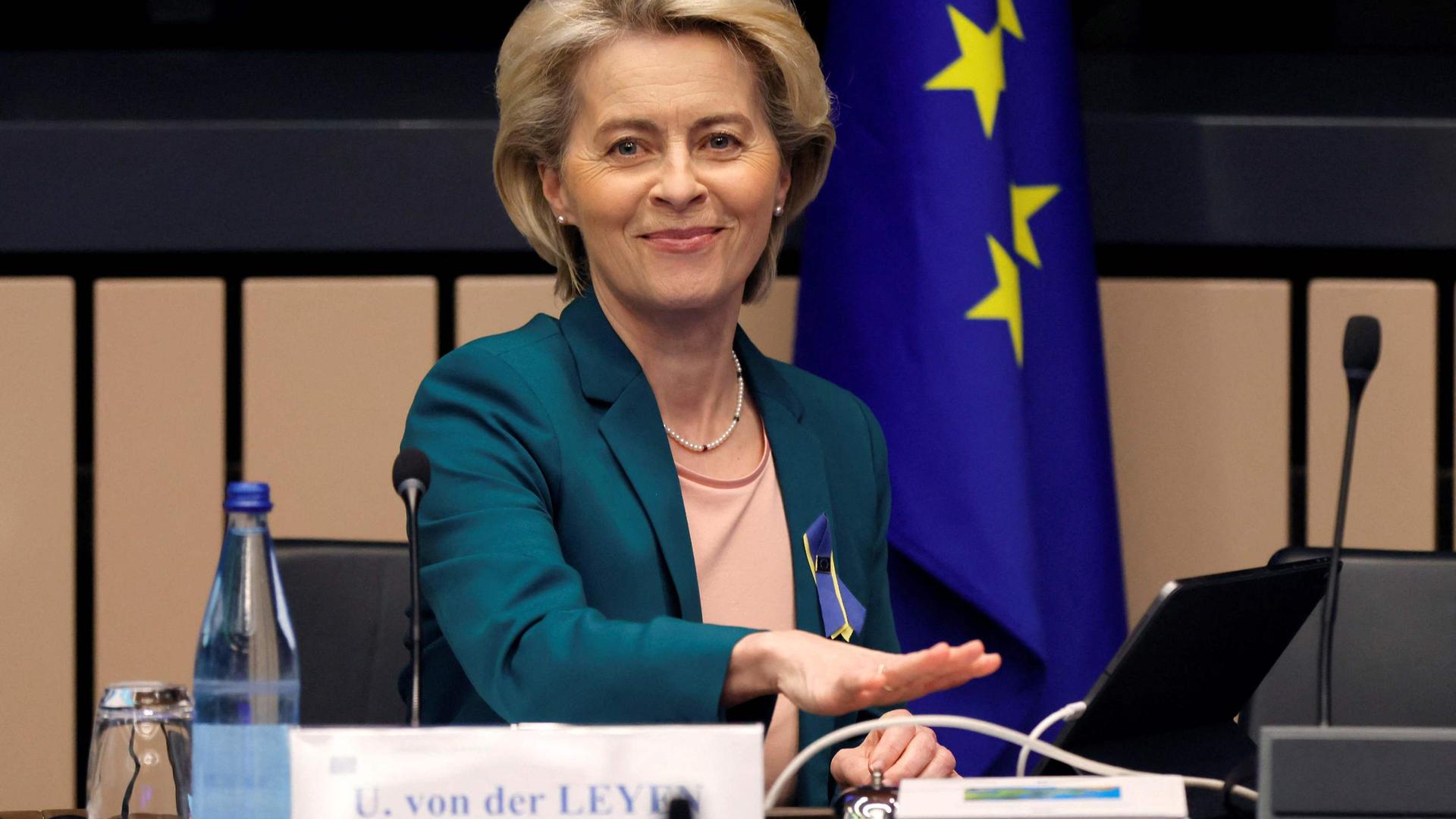 A presidente da Comissão Europeia, Ursula von der Leyen, no início da reunião desta terça-feira, em Estrasburgo
