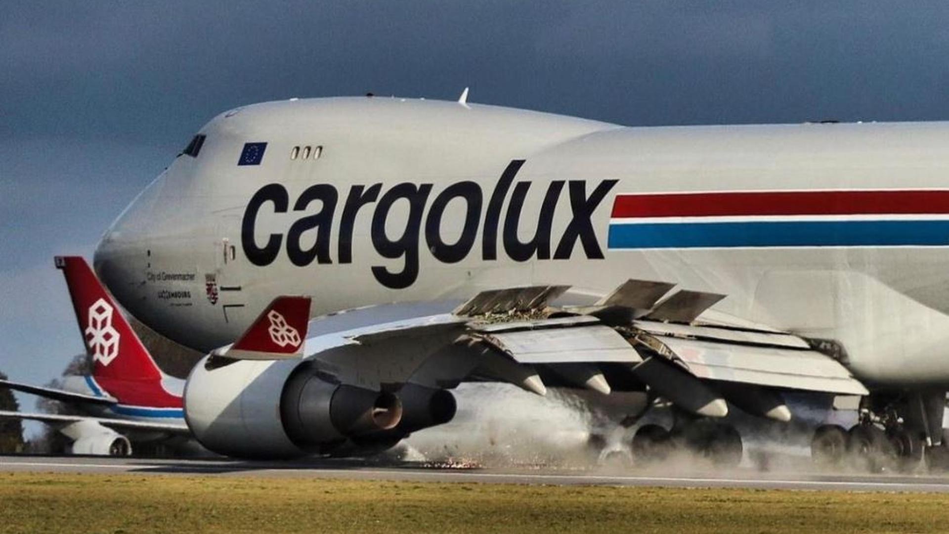 Avião da Cargolux sofre danos durante aterragem. 