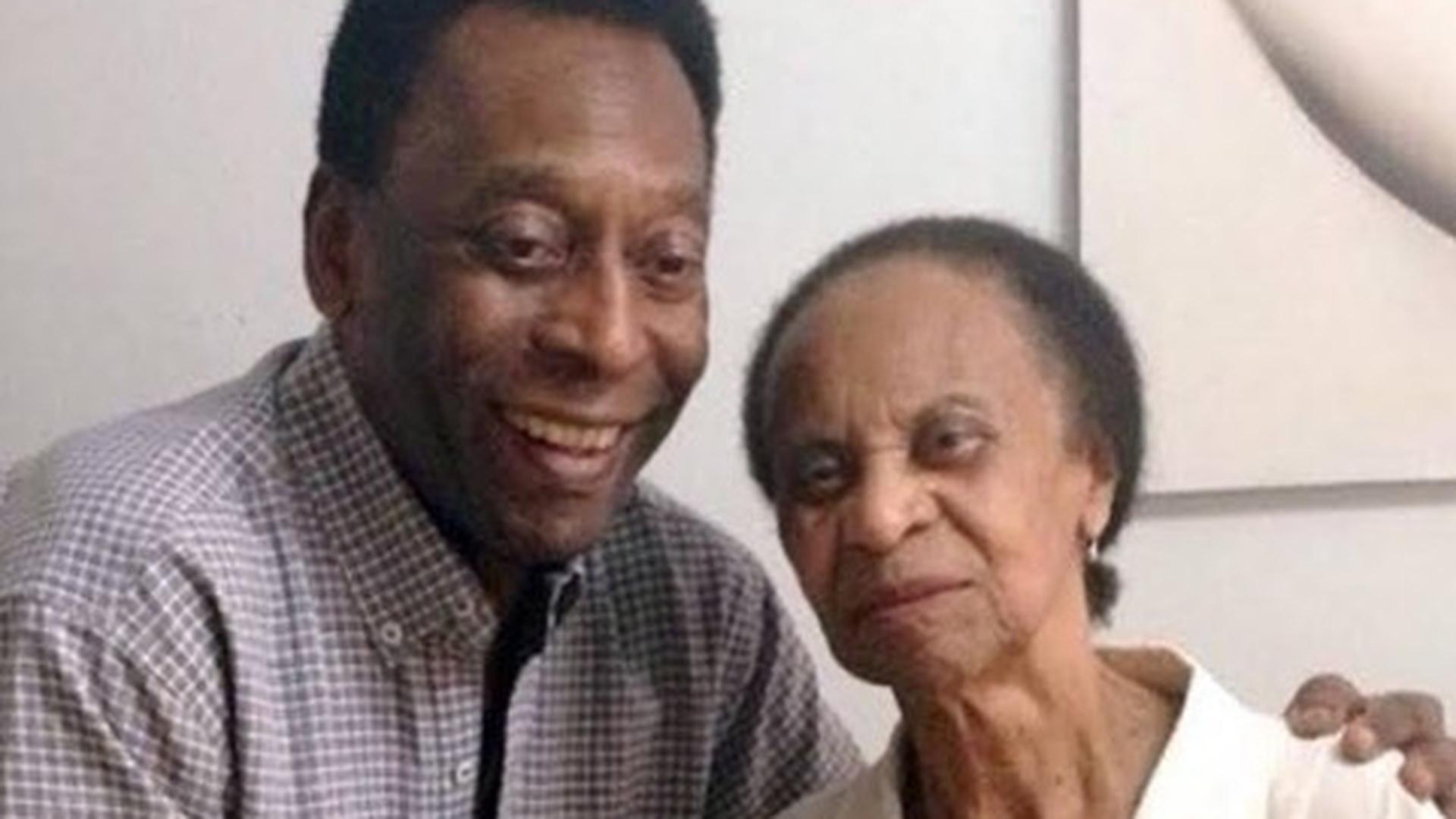 Imagem de Pelé com a mãe, Celeste Arantes, publicada pelo "rei" na homenagem pelo 100º aniversário da matriarca, a 20 novembro.