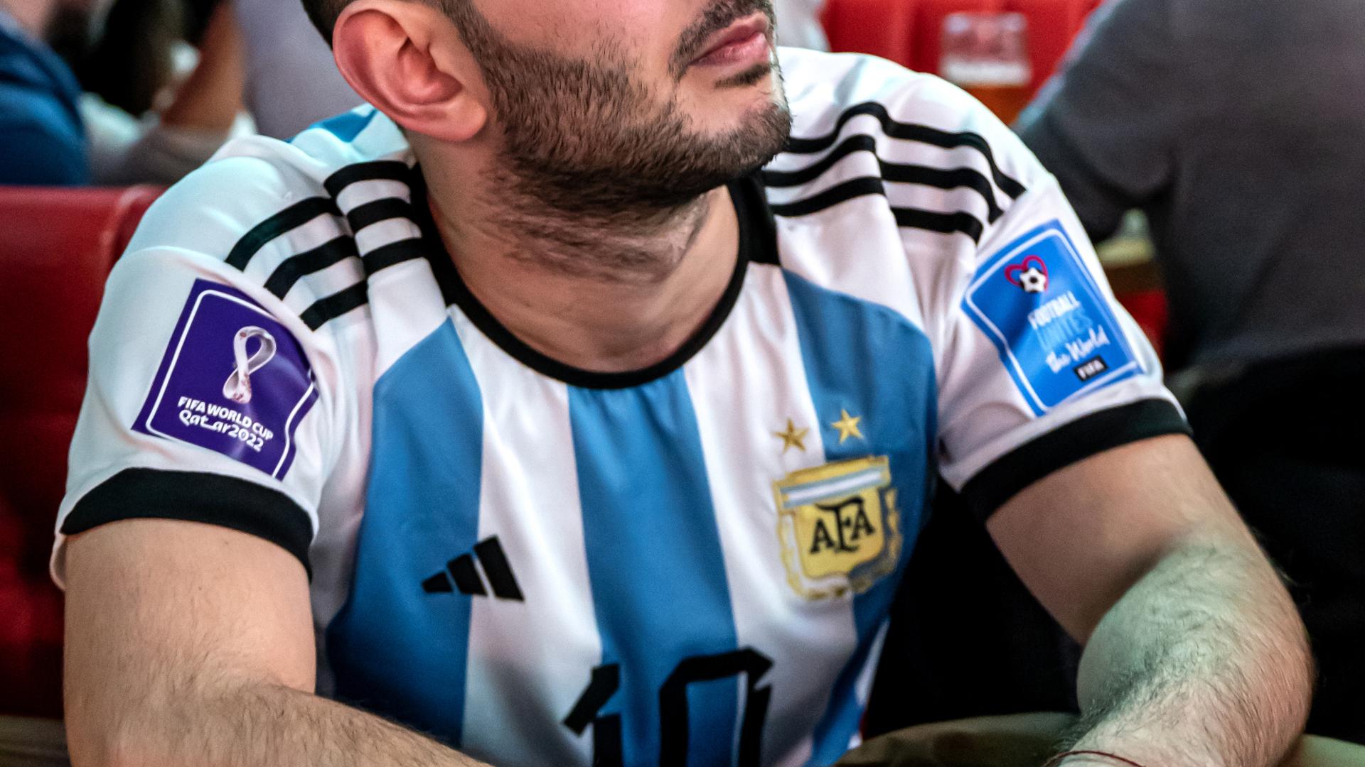 No Luxemburgo, os argentinos fizeram a festa e os franceses ficaram desolados na partida final do Mundial 2022, em que Argentina se sagrou campeã do mundo.