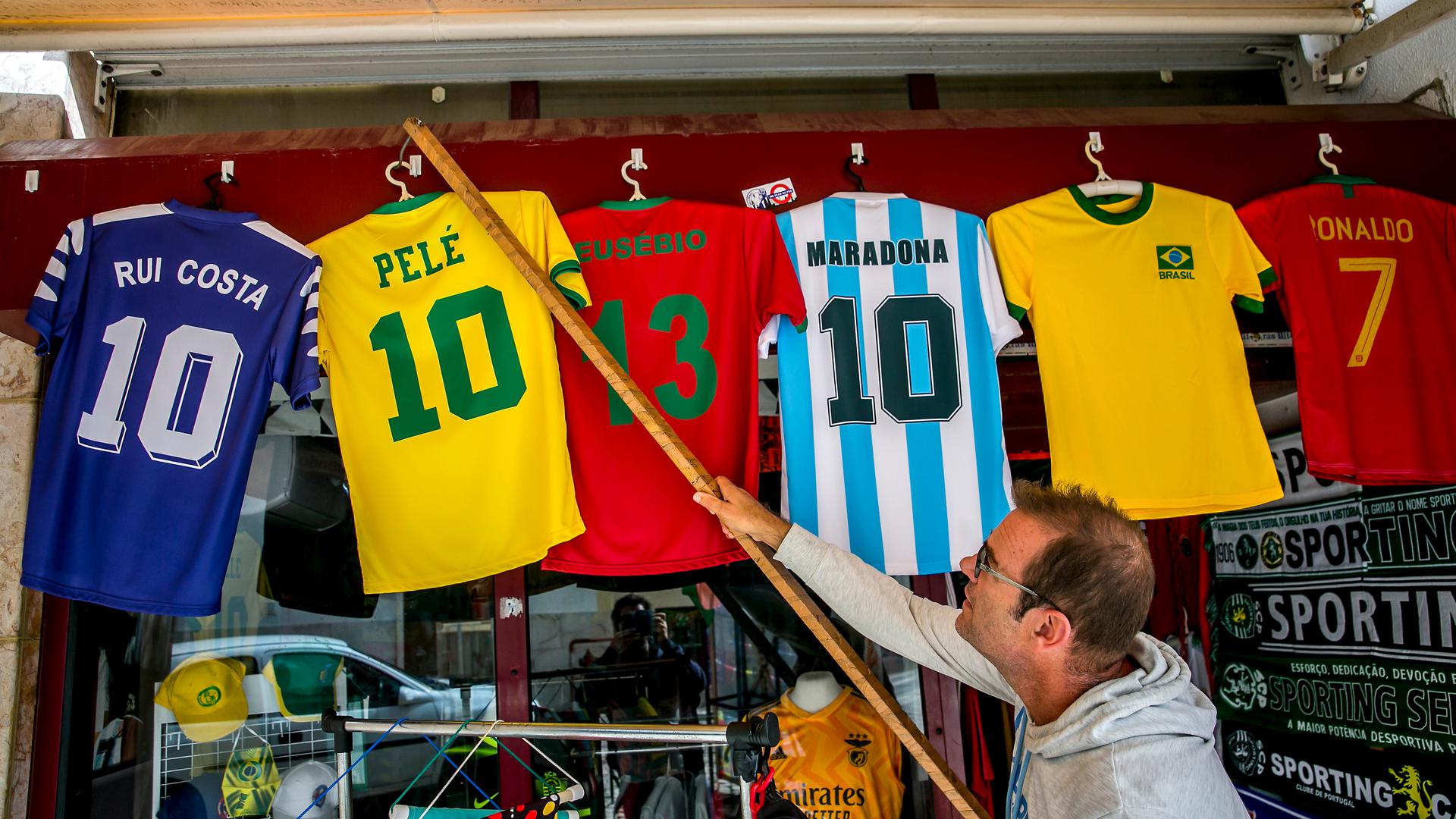Na Costa, há referências do Brasil a cada esquina. O rei Pelé não podia faltar.