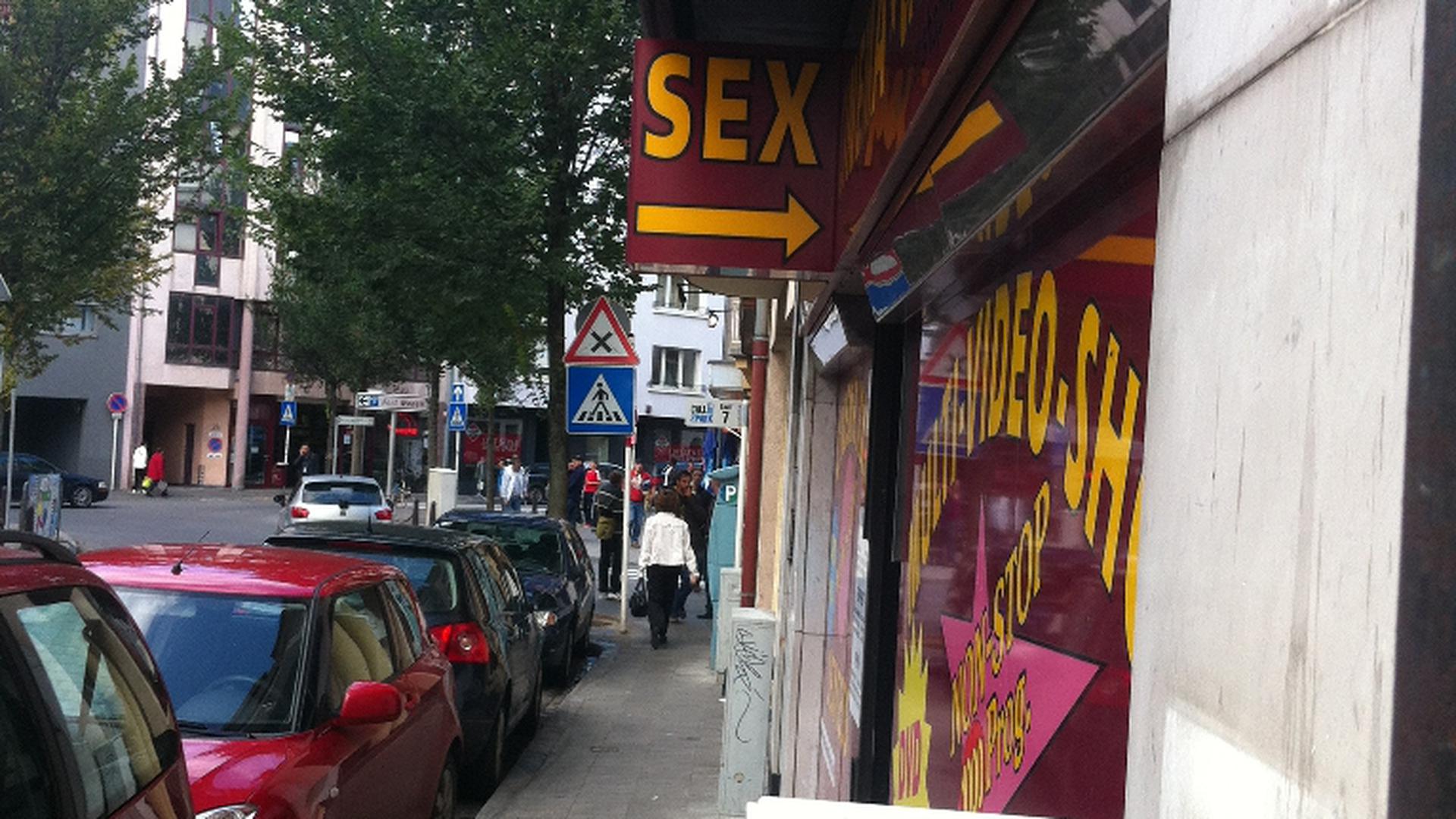 As lojas de sexo estão coladas ao passeio por onde circulam as crianças quando saem pelas traseiras da escola