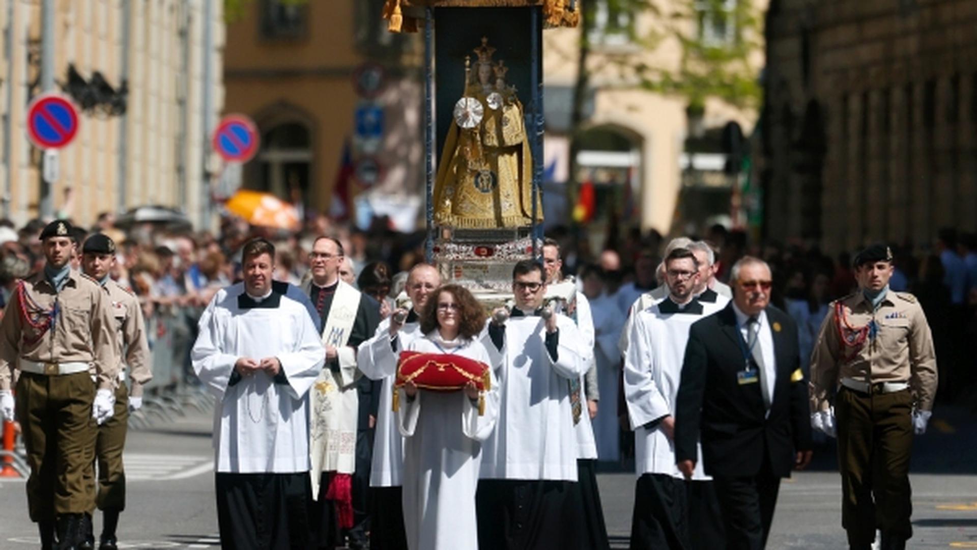 Procissão da Oitava, a principal cerimónia religiosa do país, celebrada em honra da Virgem Maria. 