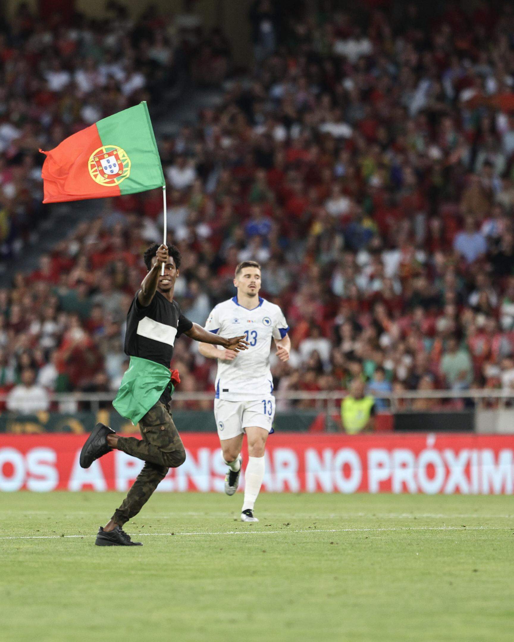 Vídeo. Adepto invade jogo para pegar CR7 ao colo e ele deixou