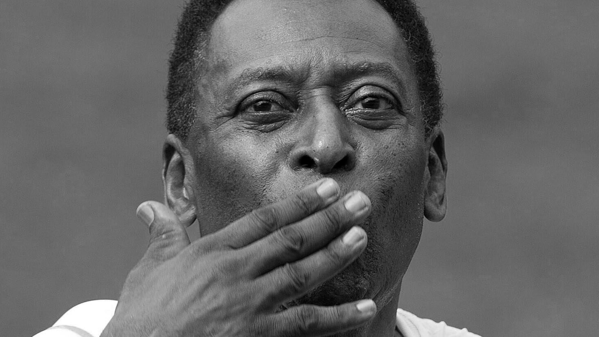 Pelé com a sua mãe, Celeste Arantes, numa imagem publicada pelo "Rei" nas redes sociais.