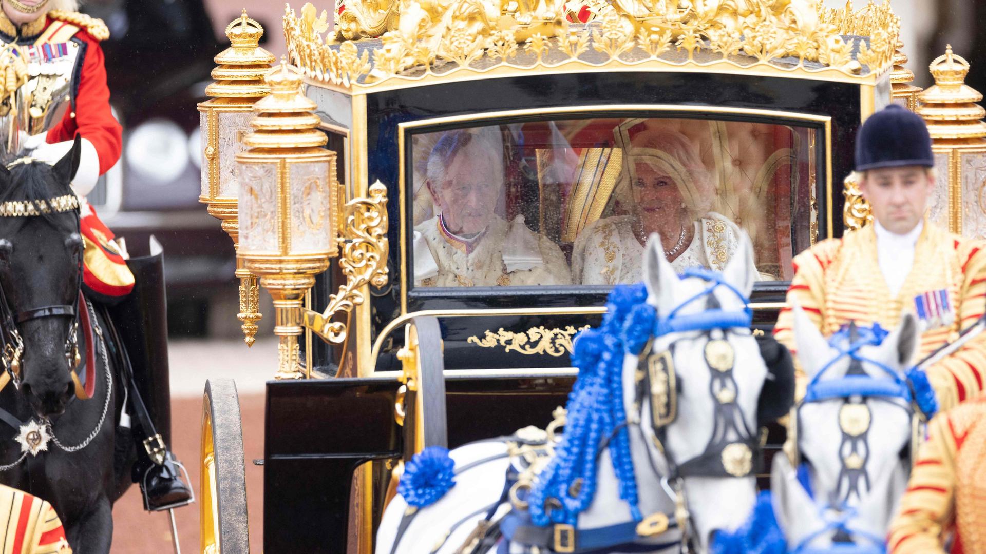 A carruagem Diamond State Coach que levou os reis até à cerimónia da coroação.