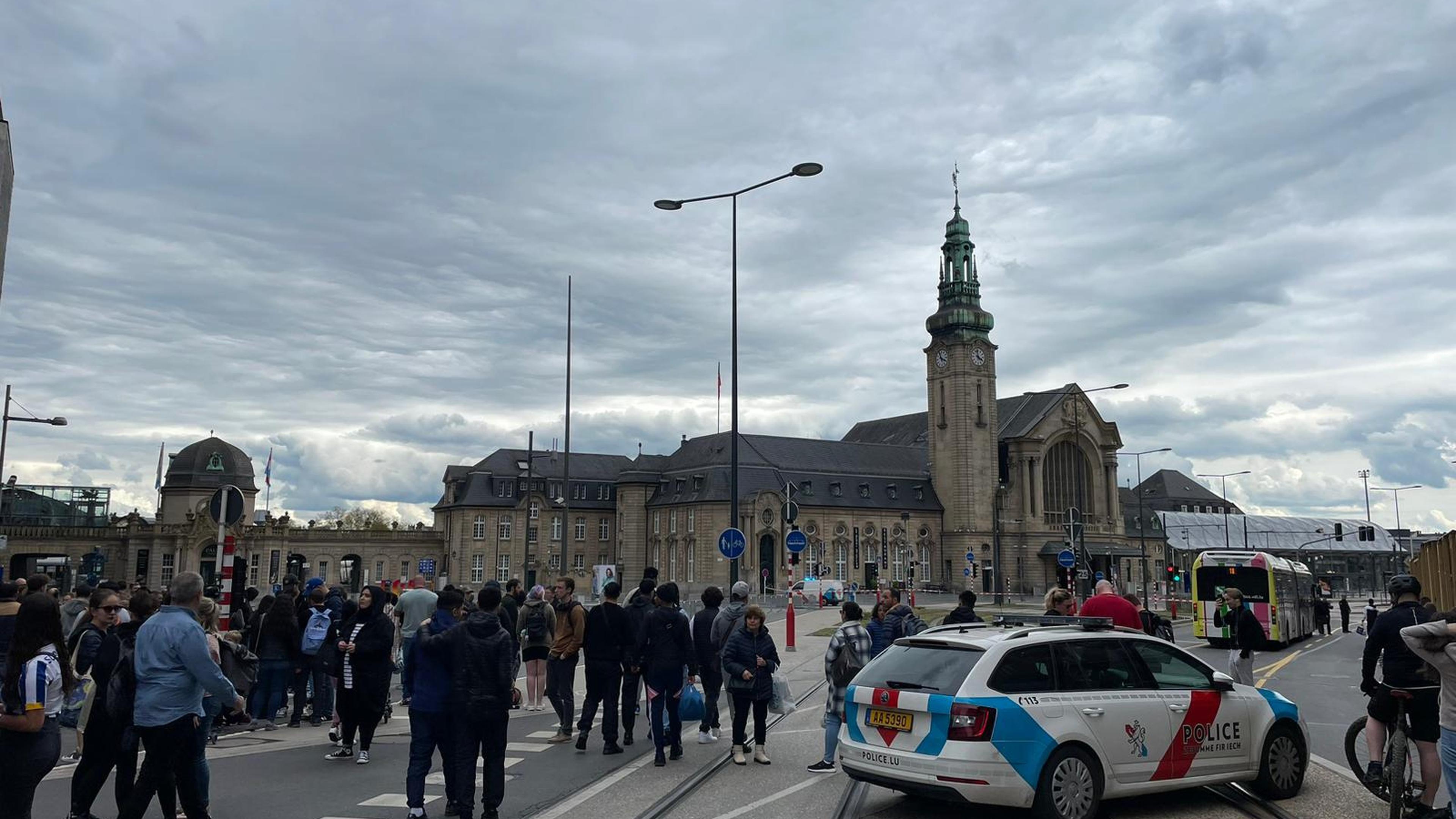 Em protesto, Luxemburgo cala a boca com esparadrapo