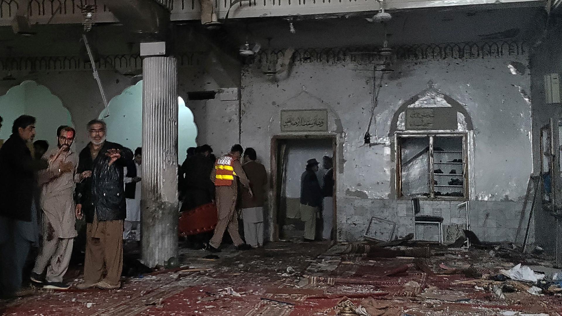 Bomba explode em mesquita xiita em Peshawar, Paquistão. 