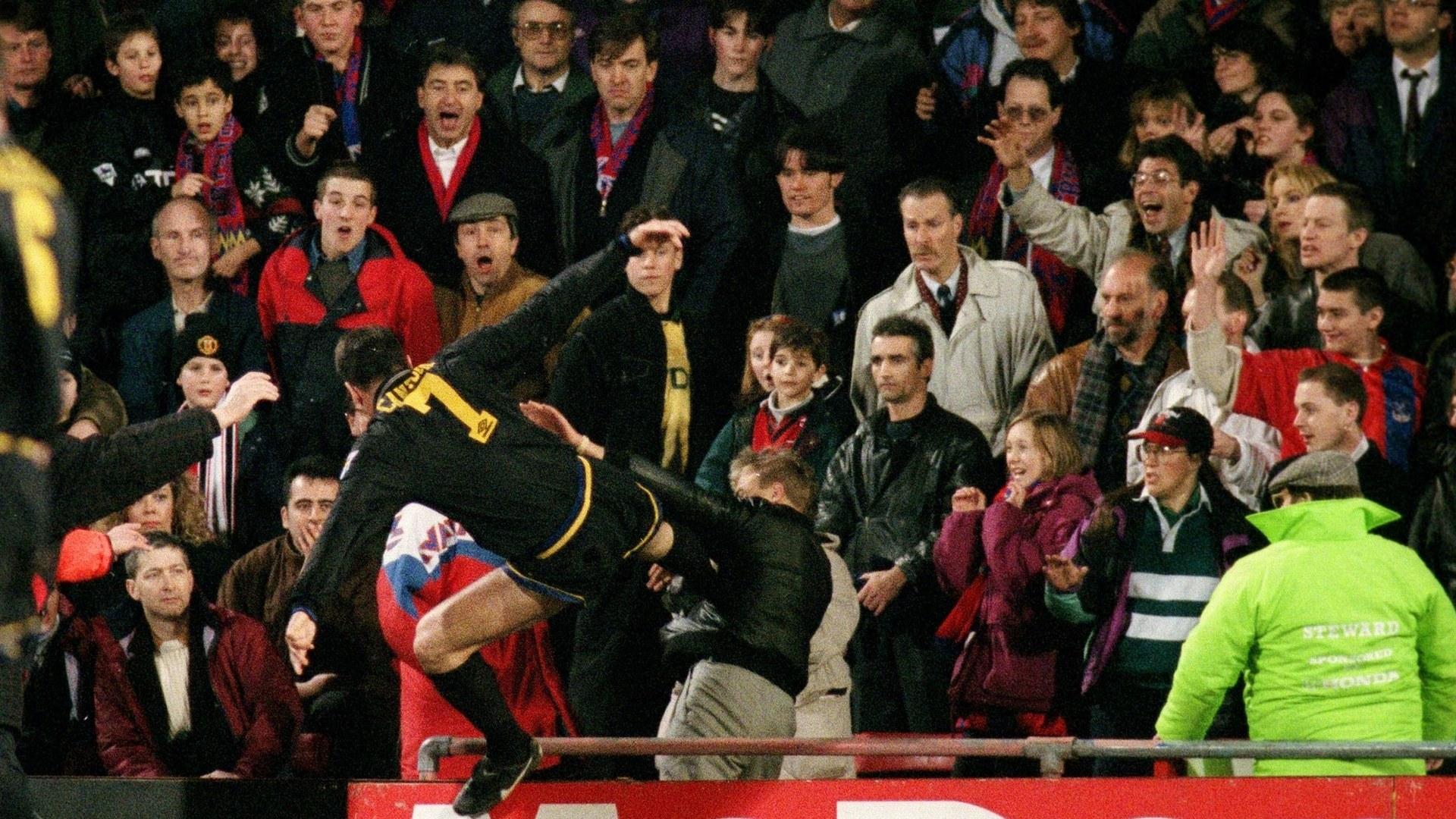 Éric Cantona atirou-se a um adepto no jogo do United contra o Crystal Palace, em janeiro de 1995.