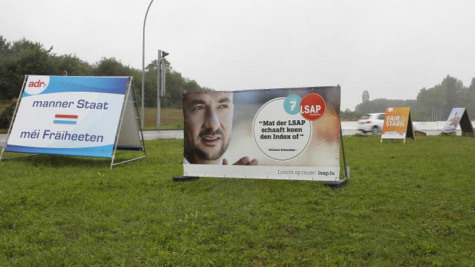 Os cartazes e "outdoors" dos socialistas têm várias mensagens. Nesta imagem, o slogan é: "Com o LSAP, o mecanismo da indexação automática dos salários não vai desaparecer".