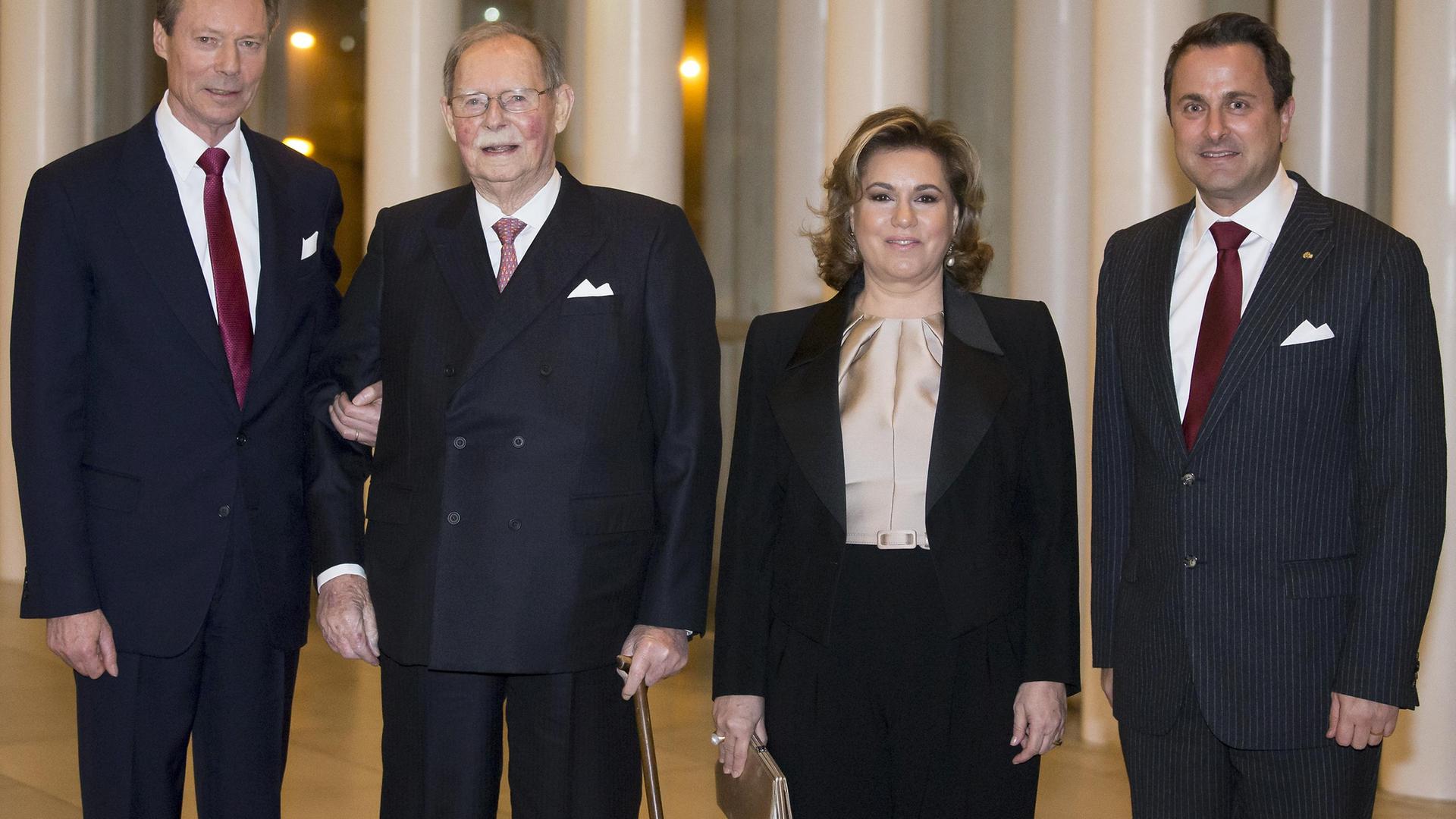 O grão-duque Jean (ao centro), rodeado pelos grão-duques Henri e Maria Teresa, e o primeiro-ministro Xavier Bettel, na chegada à Philharmonie