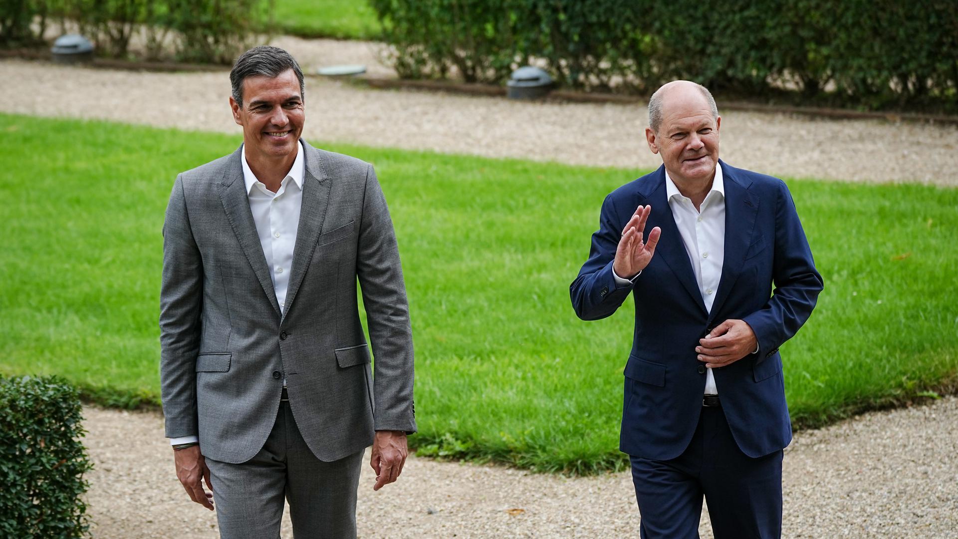 O primeiro-ministro espanhol Padro Sanchez e o chanceler alemão Olaf Scholz.
