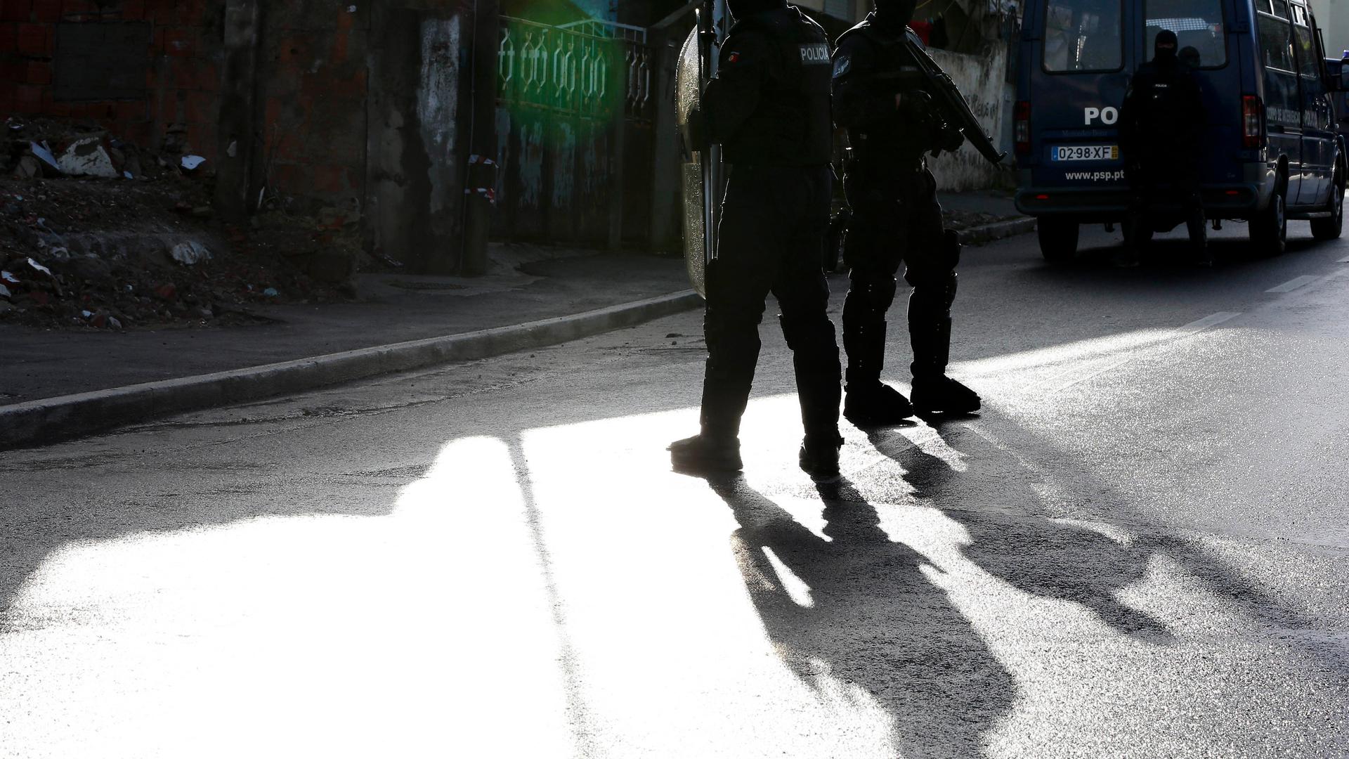 Dois elementos da polícia durante um operação de combate ao tráfico de estupefacientes em 2014, em Portugal.
