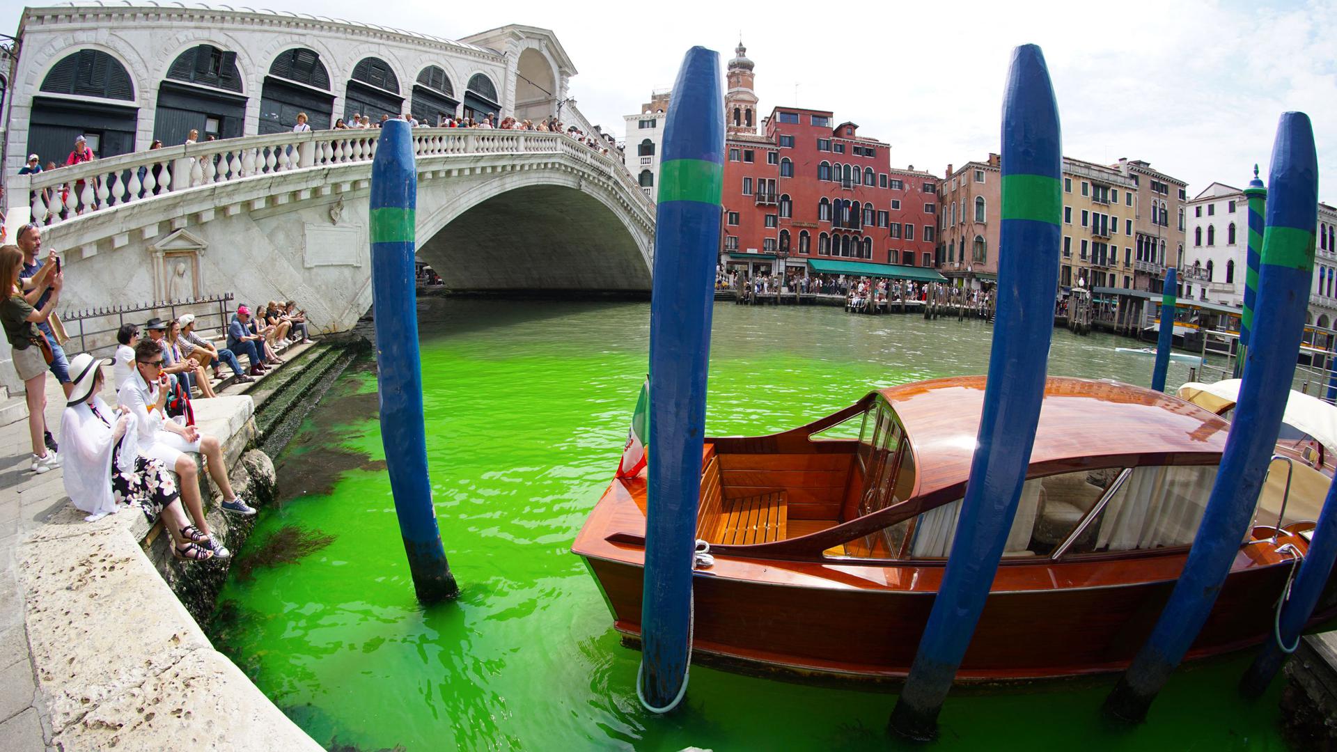 O Grande Canal de Veneza apareceu tingido de verde fluorescente este domingo