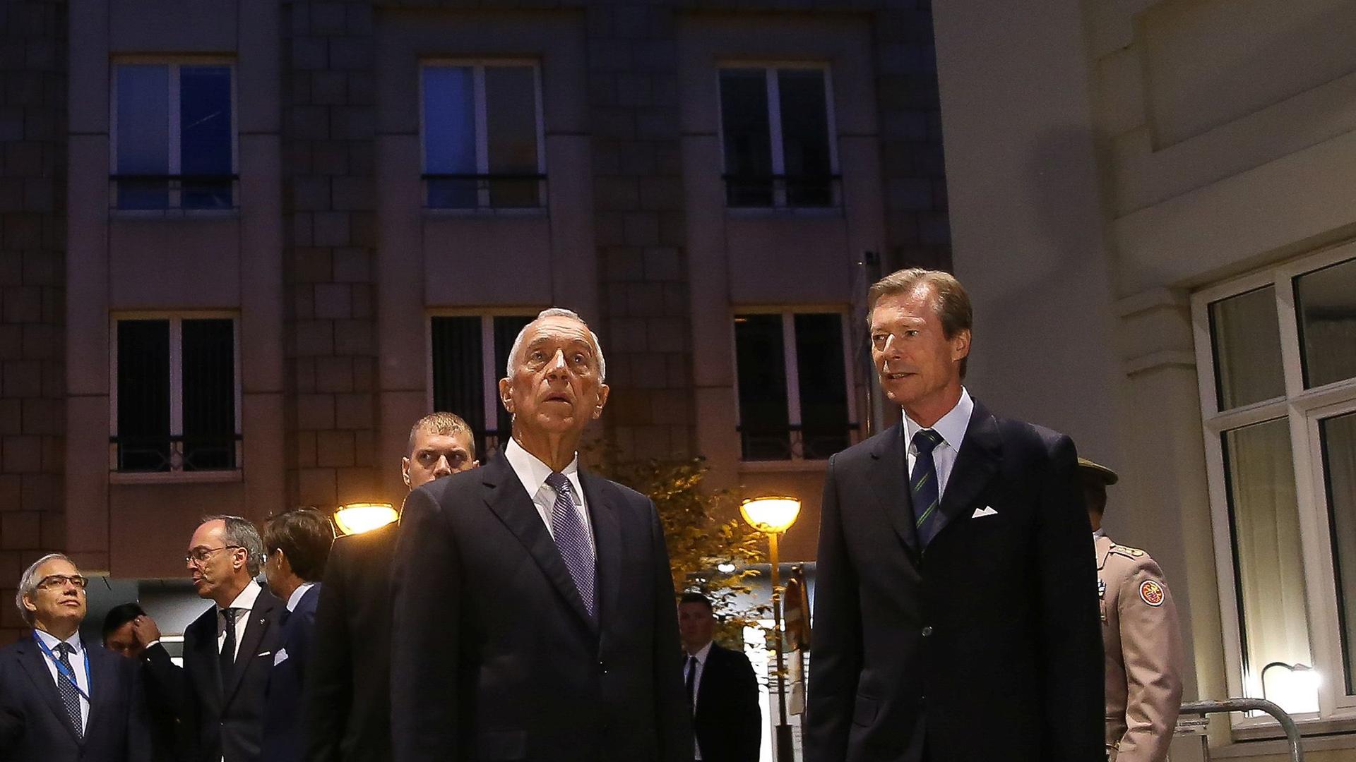 O Presidente da República de Portugal, Marcelo Rebelo de Sousa (E), é acompanhado pelo Grão Duque Henrique (D) do Luxemburgo num curto passeio pelas ruas da cidade, 22 de maio de 2017. Marcelo Rebelo de Sousa encontra-se no Luxemburgo para uma visita oficial de 3 dias. JOÃO RELVAS/LUSA