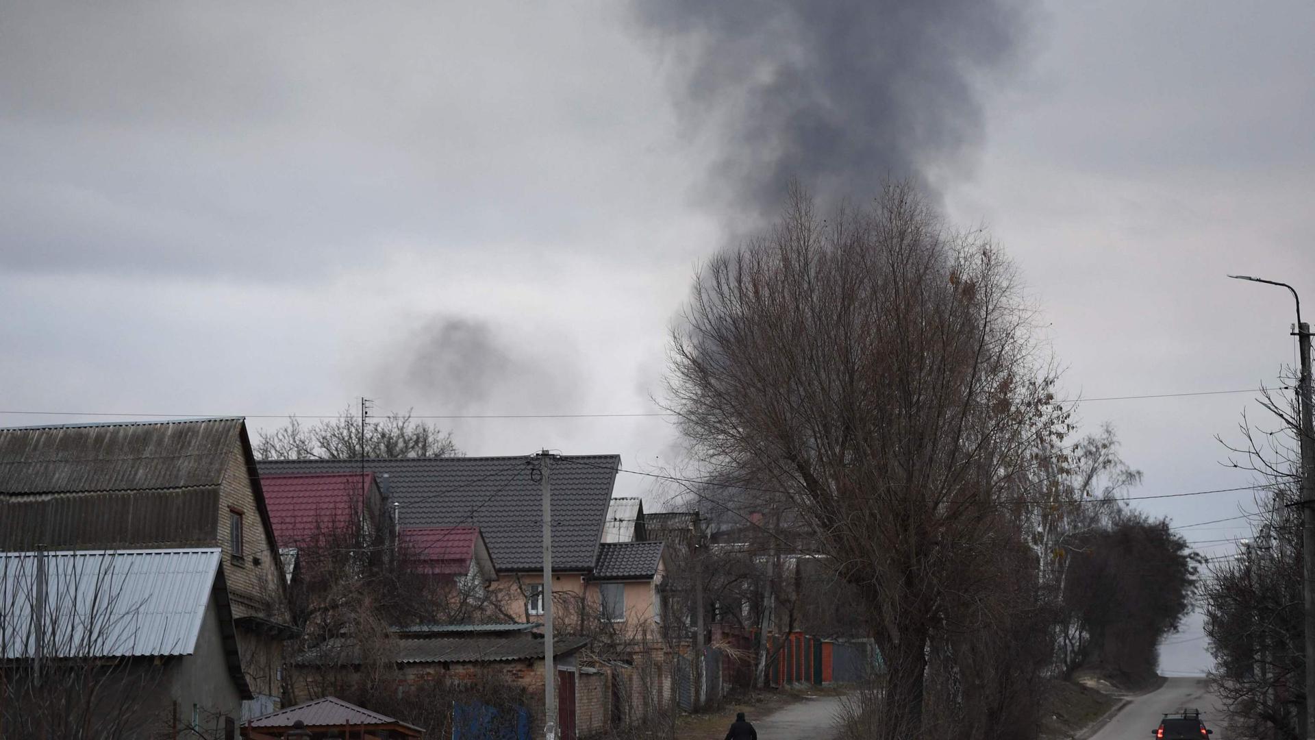 Rua de Gostomel. Ao fundo, pode ver-se fumo das explosões resultantes do conflito com as tropas russas. 